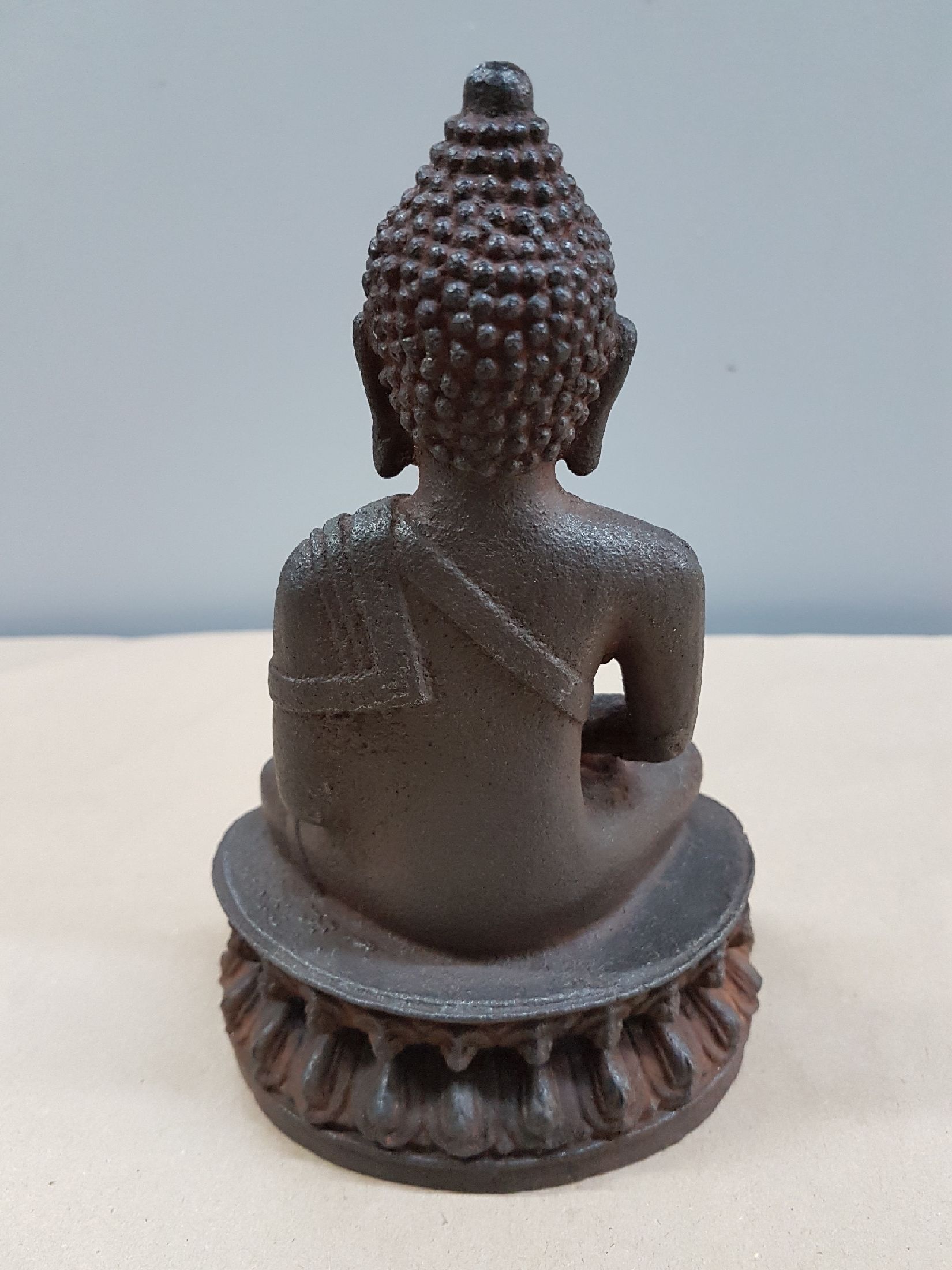Detail d: Buddha, China, 19. Jh., Eisen, Meditationshaltung, doppelter Lotussockel, leicht korrodiert, 20.5 x 13 x 9 cm