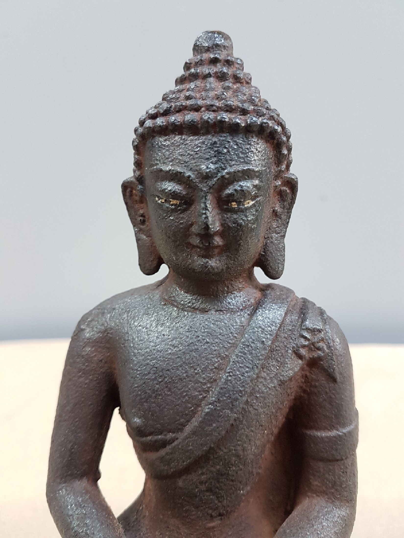 Detail f: Buddha, China, 19. Jh., Eisen, Meditationshaltung, doppelter Lotussockel, leicht korrodiert, 20.5 x 13 x 9 cm