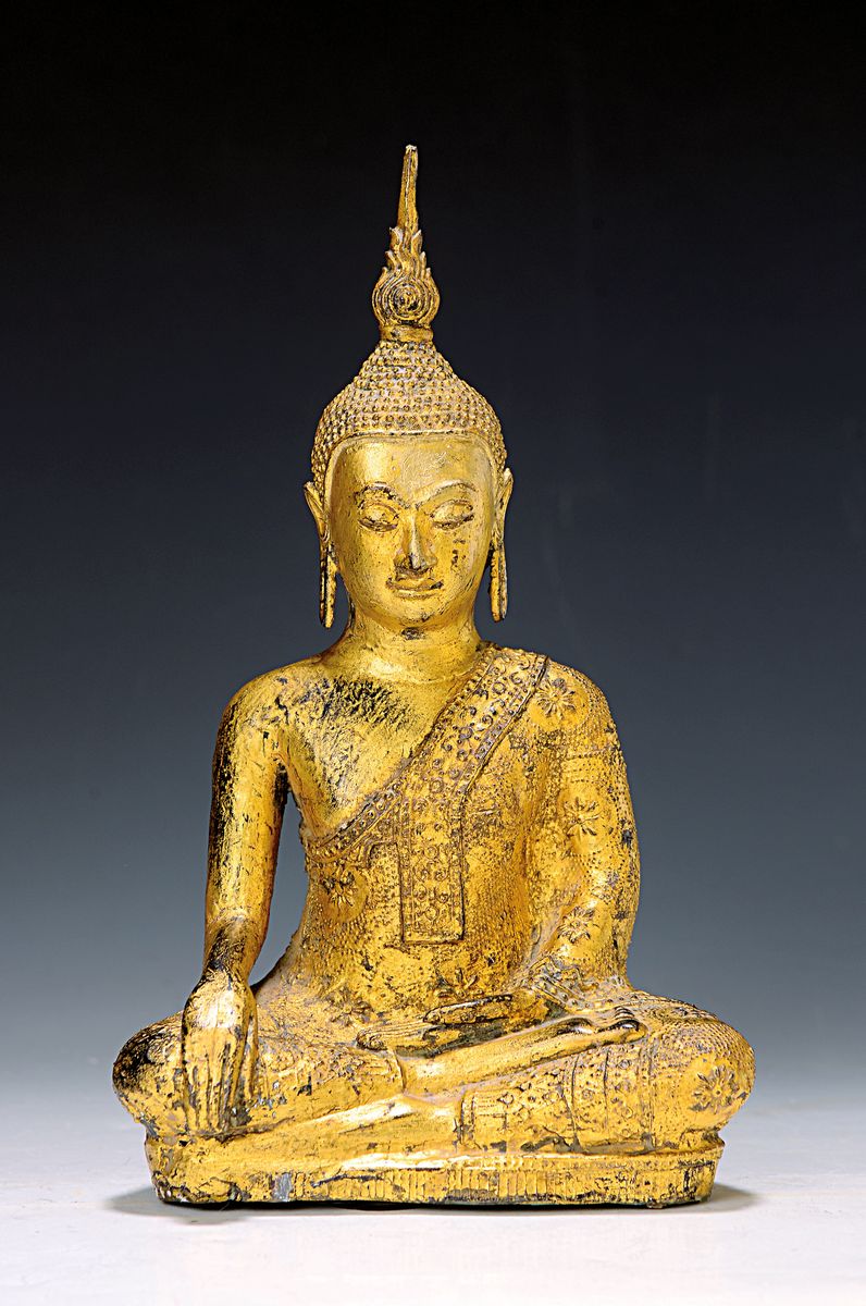 Shakyamuni Buddha, Thailand, 19. Jh., Bronze, feines Gesicht, vergoldet, reich verziertes Gewand mit prächtigen Mustern, Geste der Erdberührung, ...