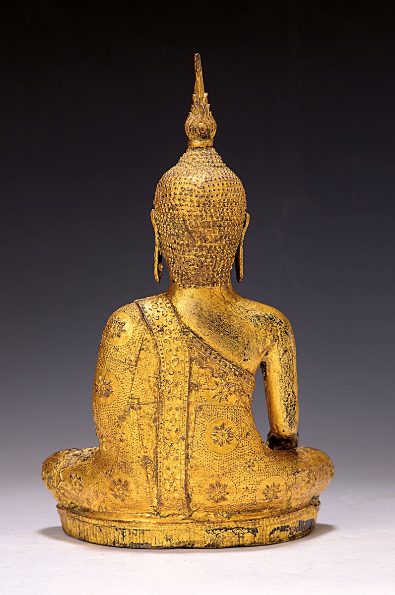 Detail a: Shakyamuni Buddha, Thailand, 19. Jh., Bronze, feines Gesicht, vergoldet, reich verziertes Gewand mit prächtigen Mustern, Geste der Erdberührung, ...