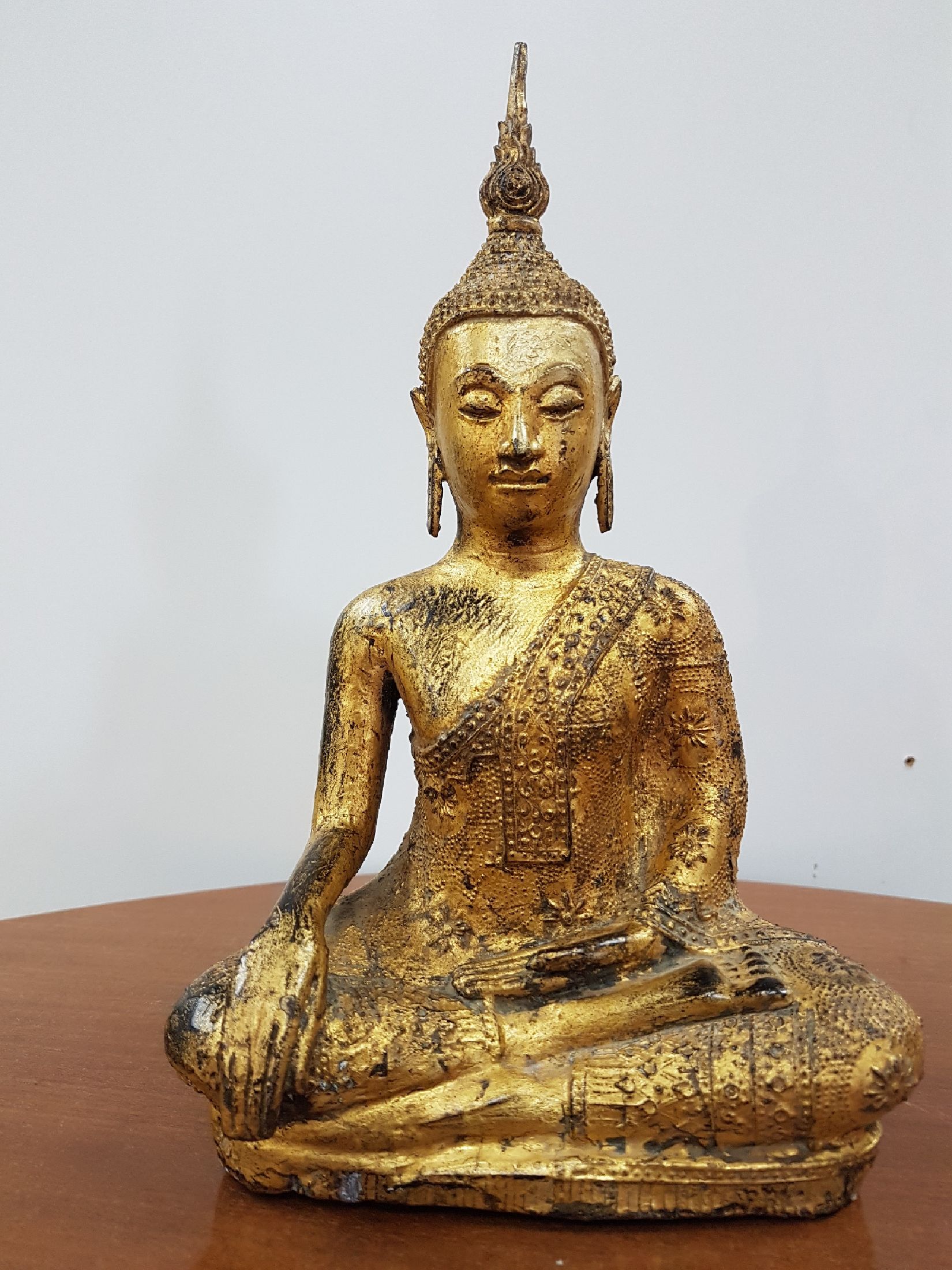 Detail b: Shakyamuni Buddha, Thailand, 19. Jh., Bronze, feines Gesicht, vergoldet, reich verziertes Gewand mit prächtigen Mustern, Geste der Erdberührung, ...