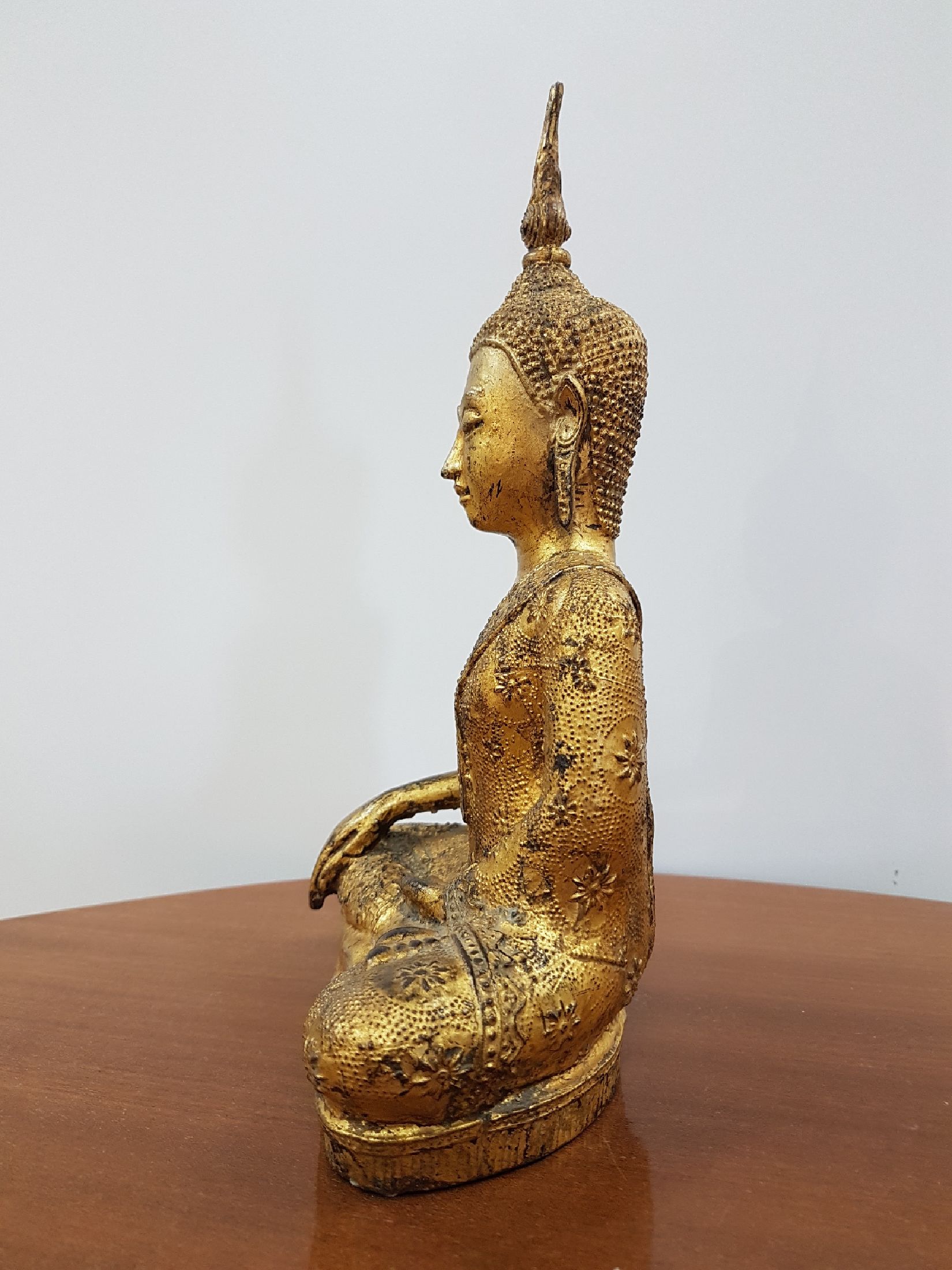 Detail c: Shakyamuni Buddha, Thailand, 19. Jh., Bronze, feines Gesicht, vergoldet, reich verziertes Gewand mit prächtigen Mustern, Geste der Erdberührung, ...