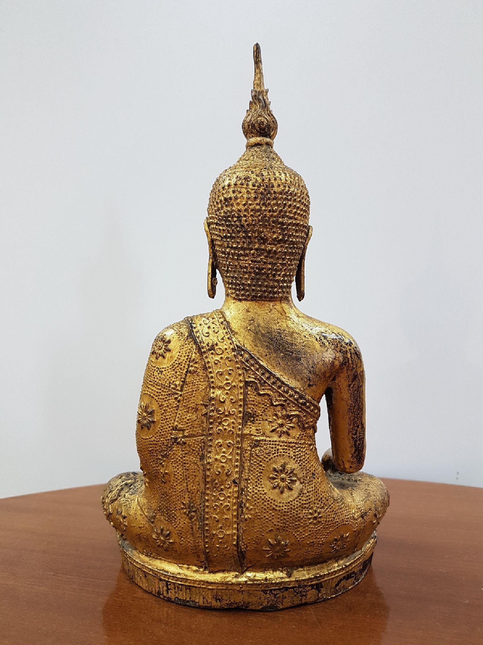 Detail d: Shakyamuni Buddha, Thailand, 19. Jh., Bronze, feines Gesicht, vergoldet, reich verziertes Gewand mit prächtigen Mustern, Geste der Erdberührung, ...