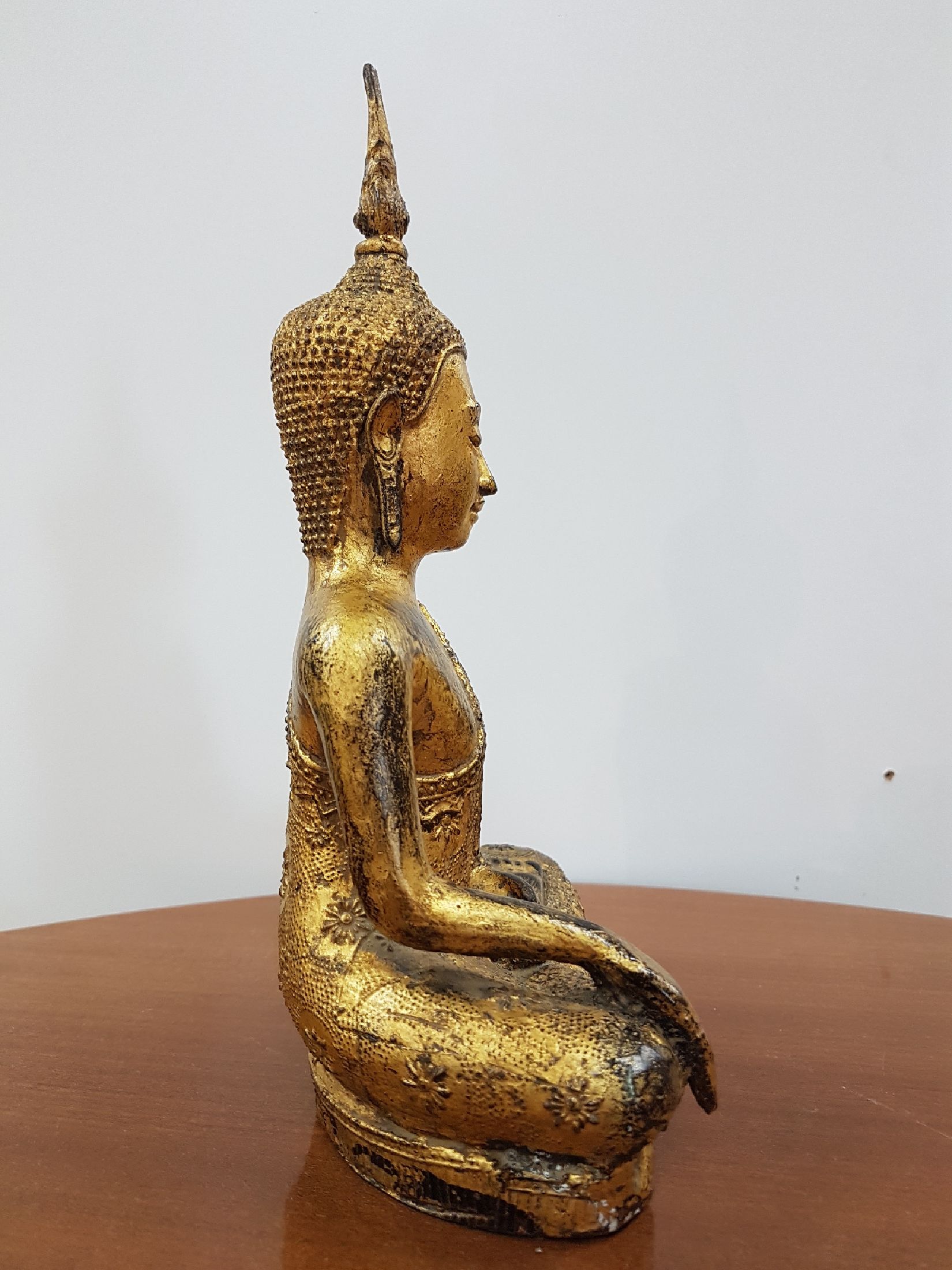 Detail e: Shakyamuni Buddha, Thailand, 19. Jh., Bronze, feines Gesicht, vergoldet, reich verziertes Gewand mit prächtigen Mustern, Geste der Erdberührung, ...