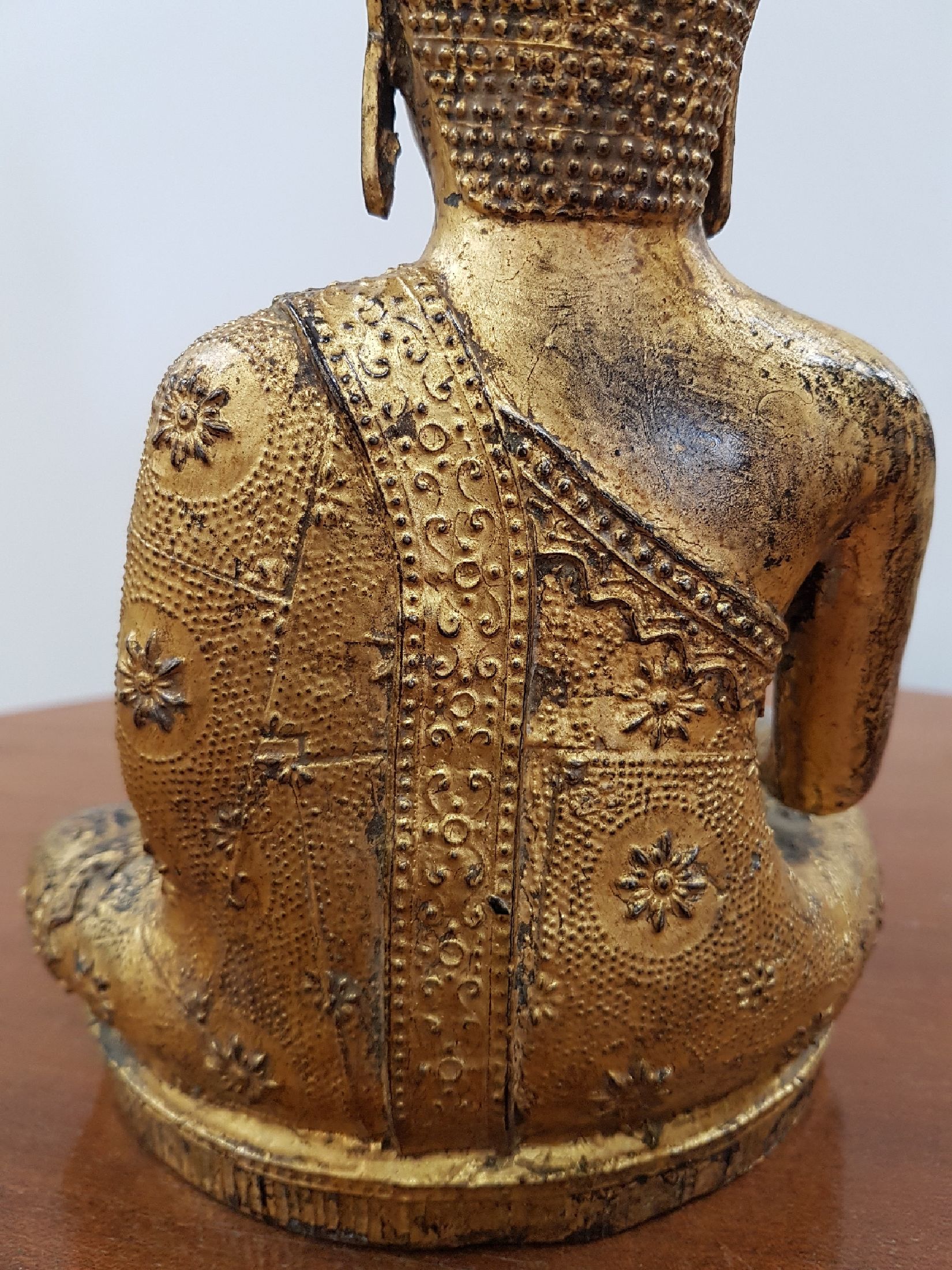Detail f: Shakyamuni Buddha, Thailand, 19. Jh., Bronze, feines Gesicht, vergoldet, reich verziertes Gewand mit prächtigen Mustern, Geste der Erdberührung, ...