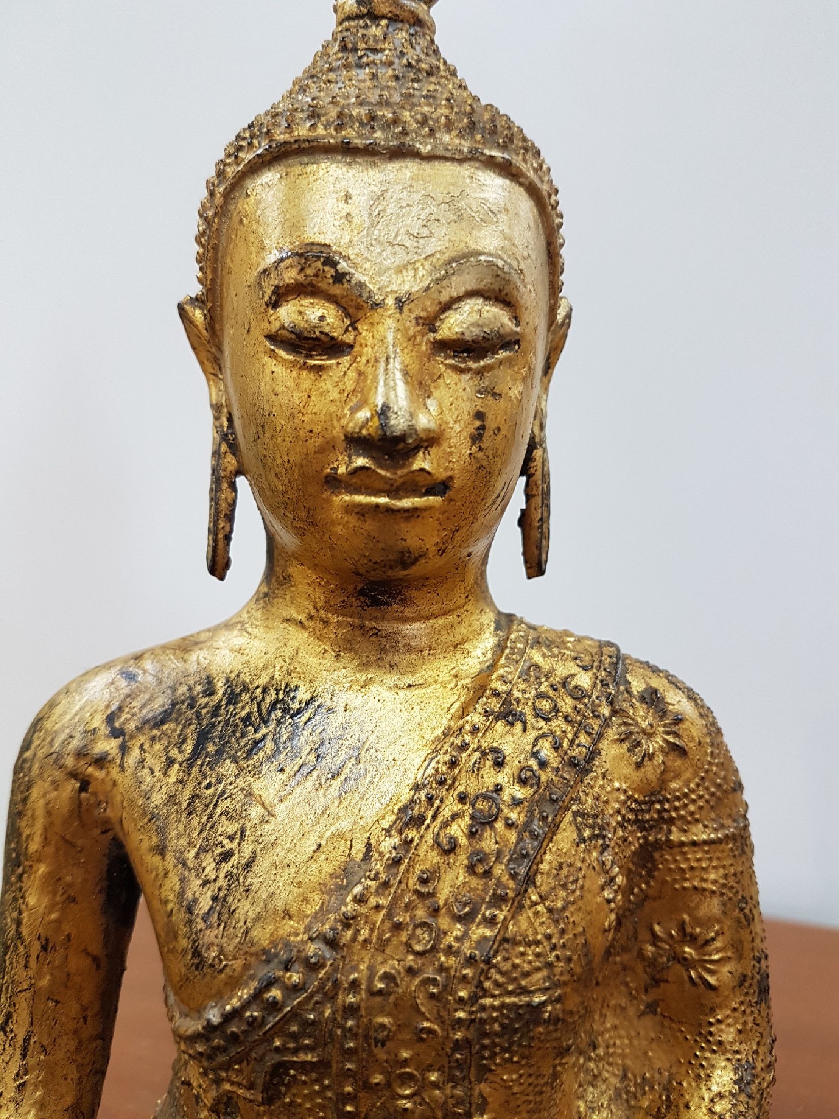 Detail h: Shakyamuni Buddha, Thailand, 19. Jh., Bronze, feines Gesicht, vergoldet, reich verziertes Gewand mit prächtigen Mustern, Geste der Erdberührung, ...