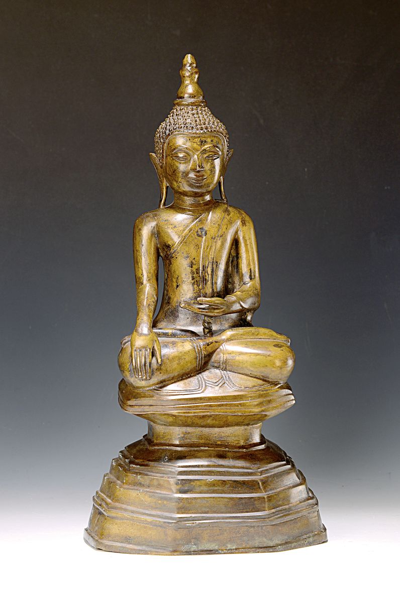 Großer Shakyamuni-Buddha, Burma/Thailand, 18./19. Jh., Rattanakosin Periode, Bhumisparsha Mudra, hoher getreppter Sockel, darauf Zeichnung einer ...