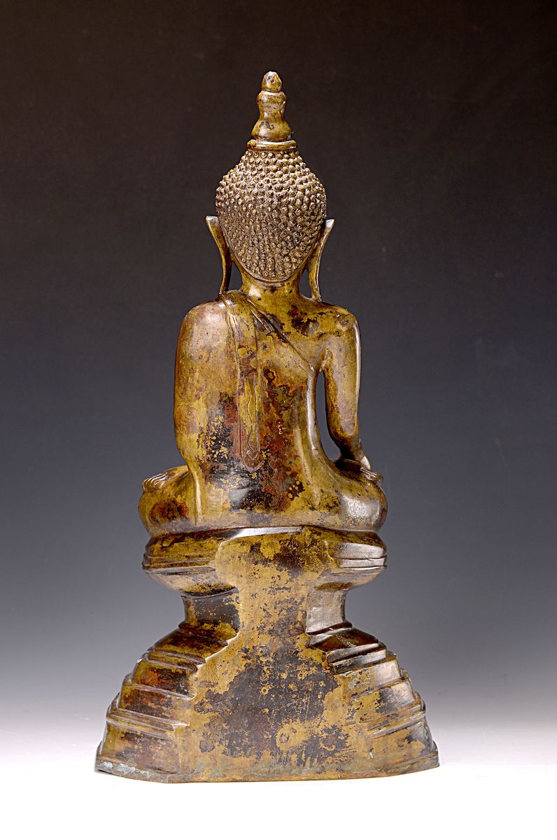 Detail a: Großer Shakyamuni-Buddha, Burma/Thailand, 18./19. Jh., Rattanakosin Periode, Bhumisparsha Mudra, hoher getreppter Sockel, darauf Zeichnung einer ...