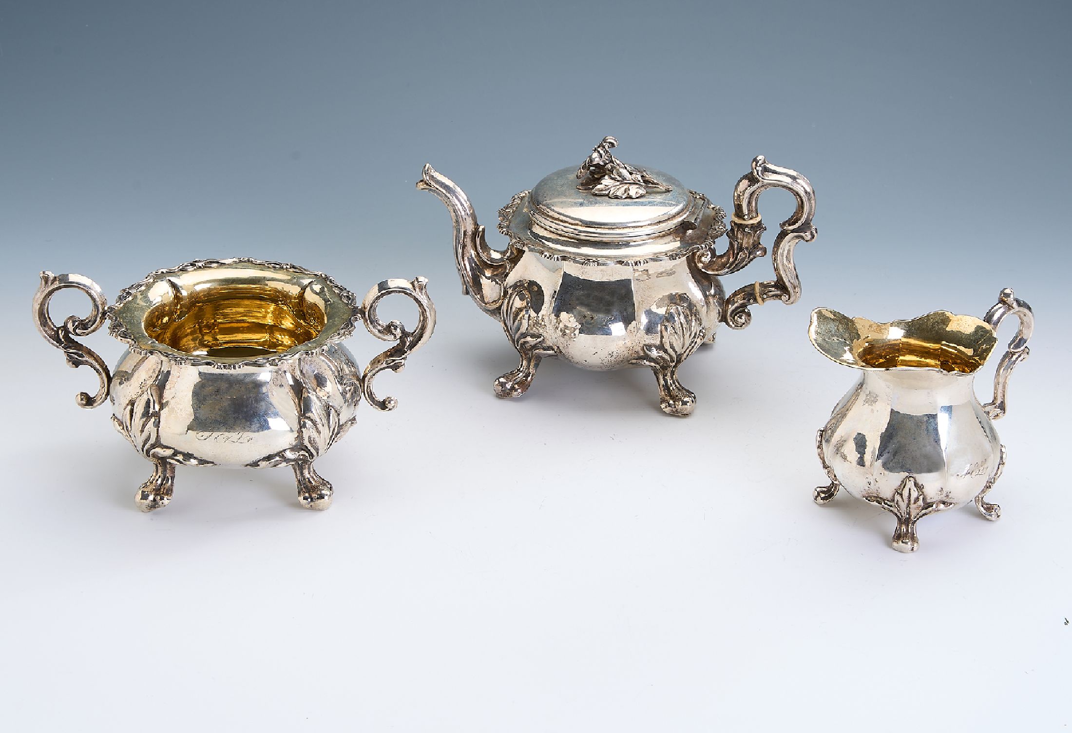 3-tlg. Teeservice, 13-lot Silber, deutsch um 1870-80, best. aus: Teekanne, Milchgießer und Zuckergefäß, bauchige Grundform, barocke Handhaben, ...