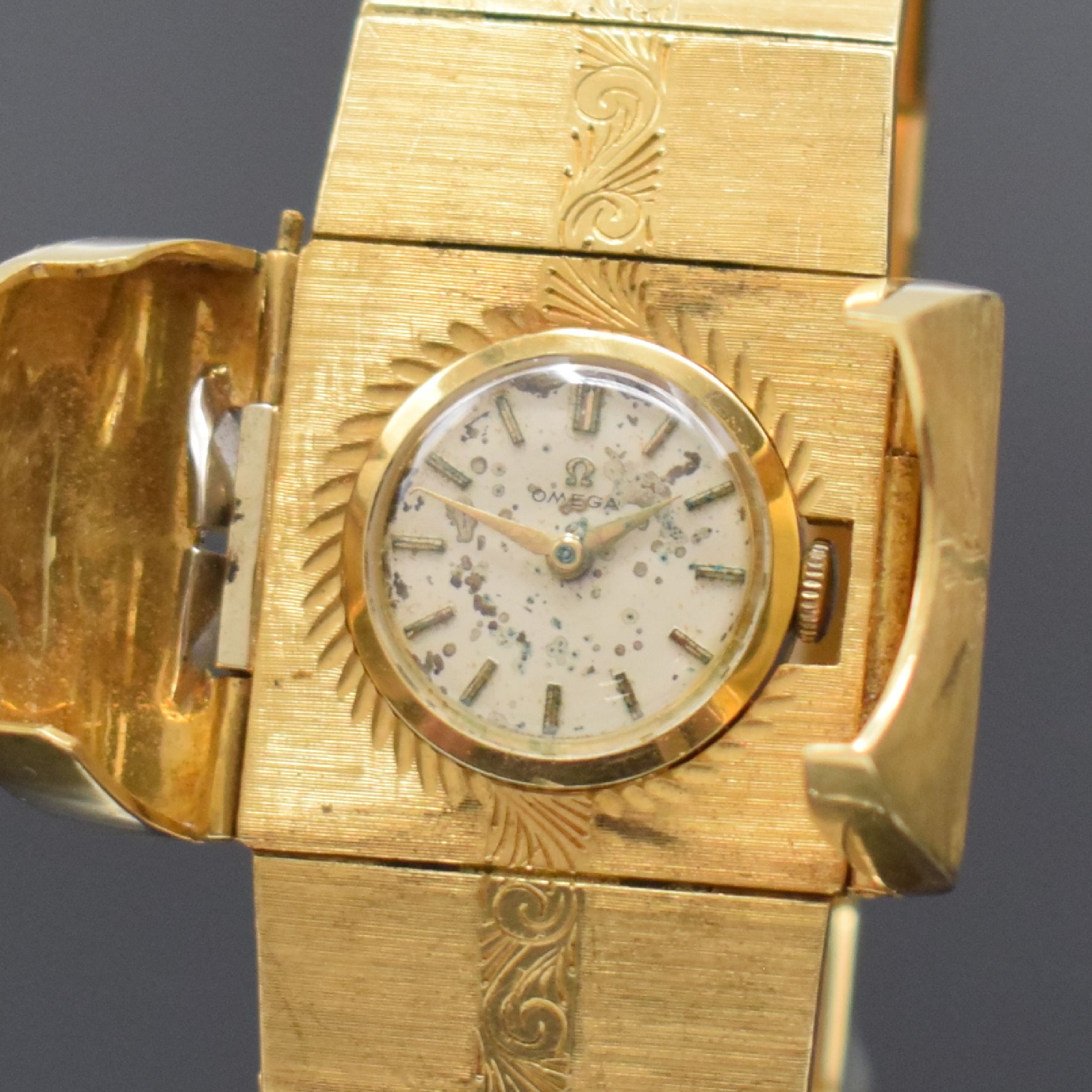 Detail a: Ausgefallene Damenarmbanduhr in GG 750/000 mit Omega-Werk, Sonderanfertigung, Werk Schweiz um 1961, Handaufzug, ausklappbares Gehäuse mit Omega Kal. ...