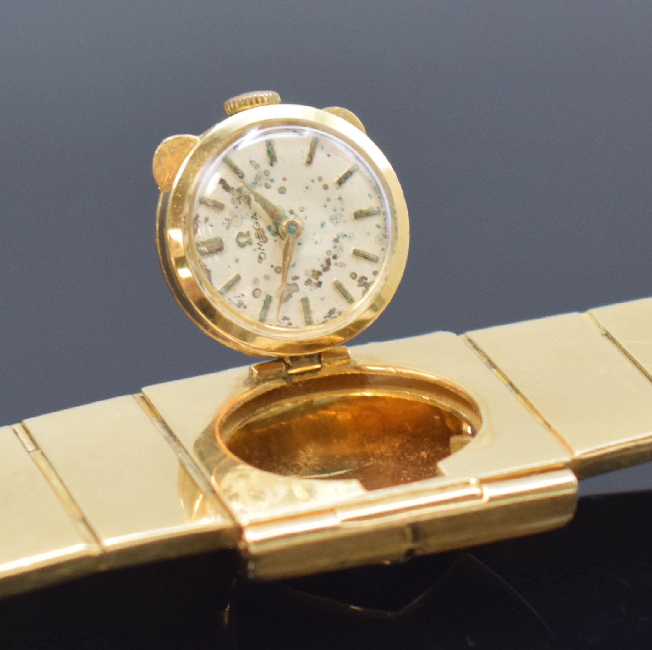 Detail e: Ausgefallene Damenarmbanduhr in GG 750/000 mit Omega-Werk, Sonderanfertigung, Werk Schweiz um 1961, Handaufzug, ausklappbares Gehäuse mit Omega Kal. ...