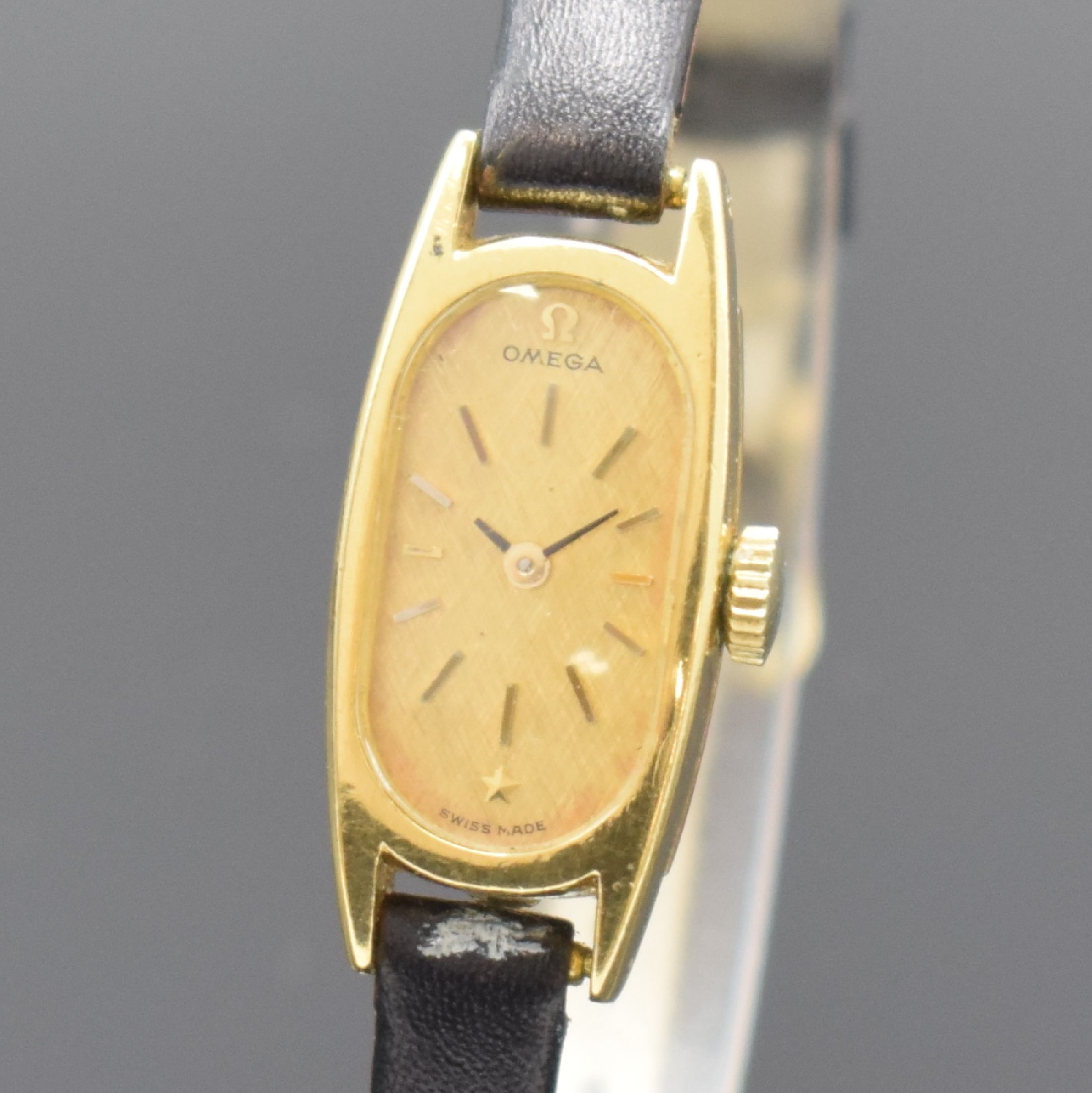 Detail a: OMEGA Damenarmbanduhr in GG 750/000, Schweiz um 1969, Handaufzug, 2-teil. Geh., Boden aufgedr., gold. Zifferbl. m. aufges. Std.- Ind., rotverg. Werk ...