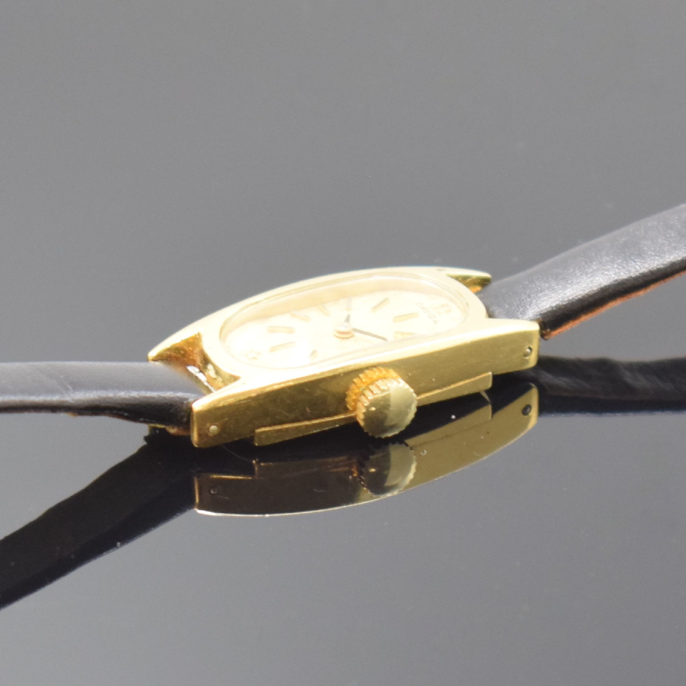 Detail b: OMEGA Damenarmbanduhr in GG 750/000, Schweiz um 1969, Handaufzug, 2-teil. Geh., Boden aufgedr., gold. Zifferbl. m. aufges. Std.- Ind., rotverg. Werk ...