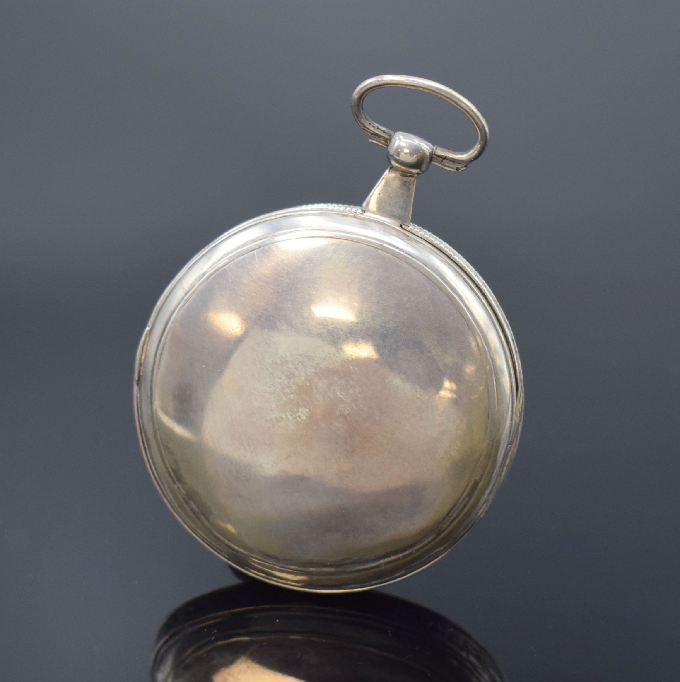 Detail a: Spindeltaschenuhr in Silber, Frankreich um 1830, Zifferbl. im Zentrum verg. mit Darstellung v. Muse u. Amor, außen email. (besch.) u. m. arab. ...