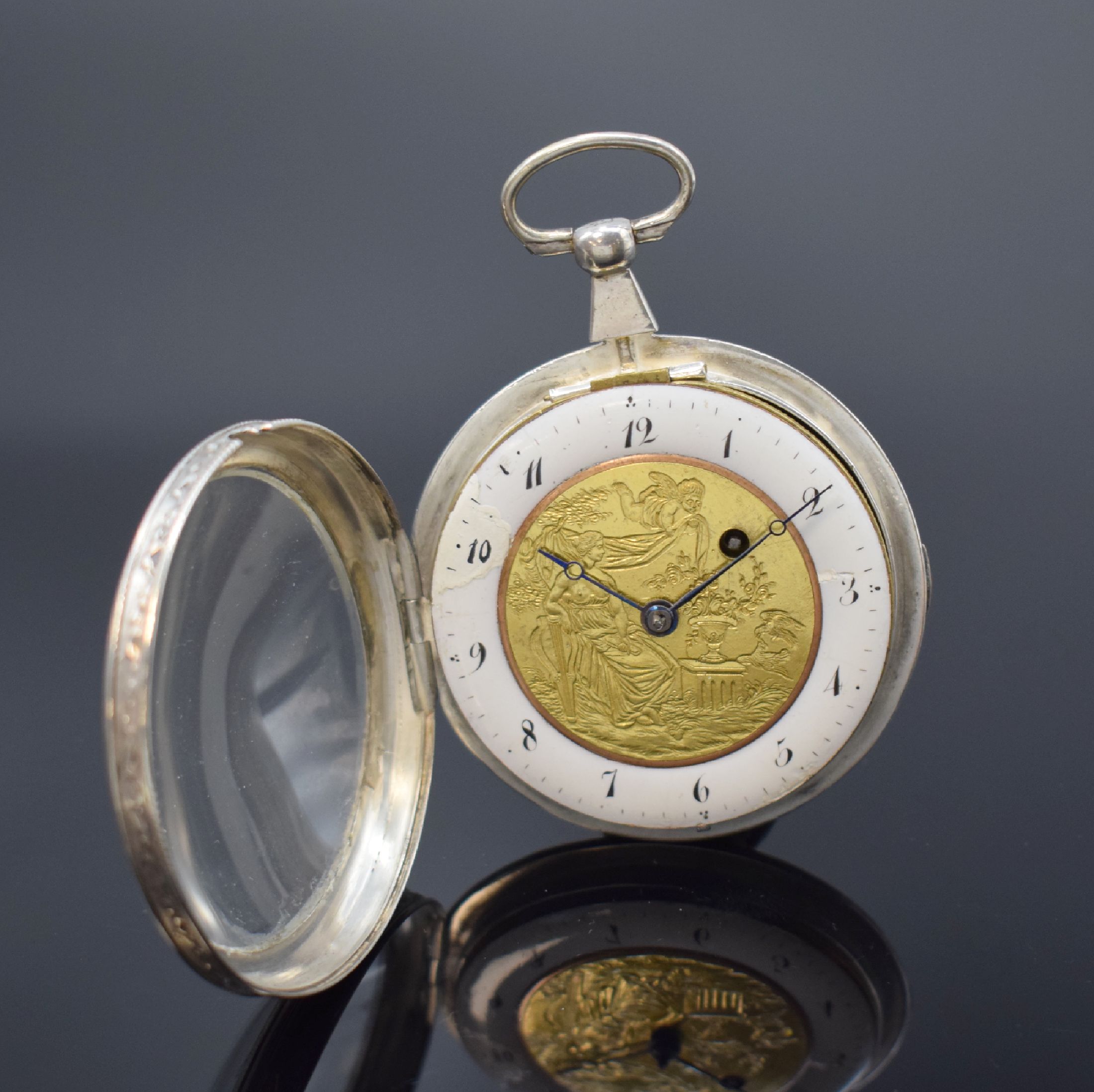 Detail b: Spindeltaschenuhr in Silber, Frankreich um 1830, Zifferbl. im Zentrum verg. mit Darstellung v. Muse u. Amor, außen email. (besch.) u. m. arab. ...