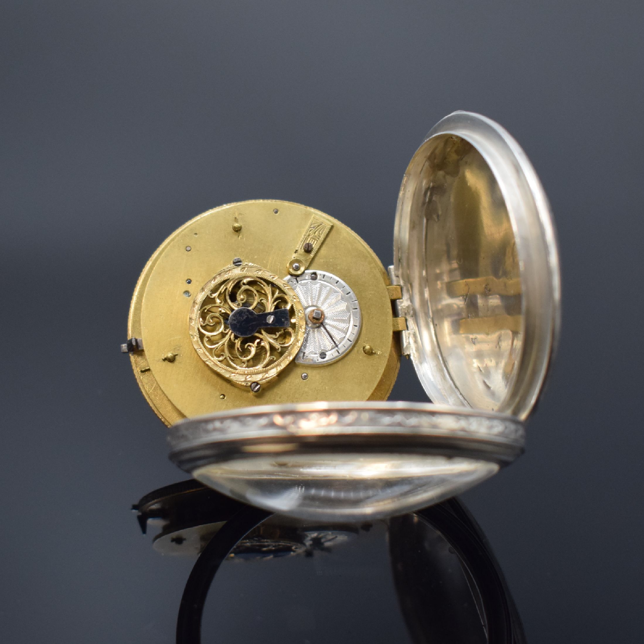 Detail c: Spindeltaschenuhr in Silber, Frankreich um 1830, Zifferbl. im Zentrum verg. mit Darstellung v. Muse u. Amor, außen email. (besch.) u. m. arab. ...