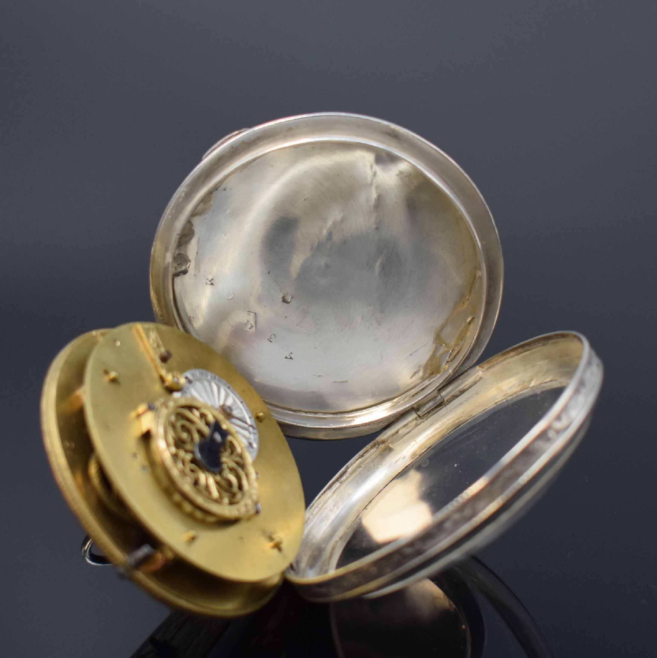 Detail d: Spindeltaschenuhr in Silber, Frankreich um 1830, Zifferbl. im Zentrum verg. mit Darstellung v. Muse u. Amor, außen email. (besch.) u. m. arab. ...