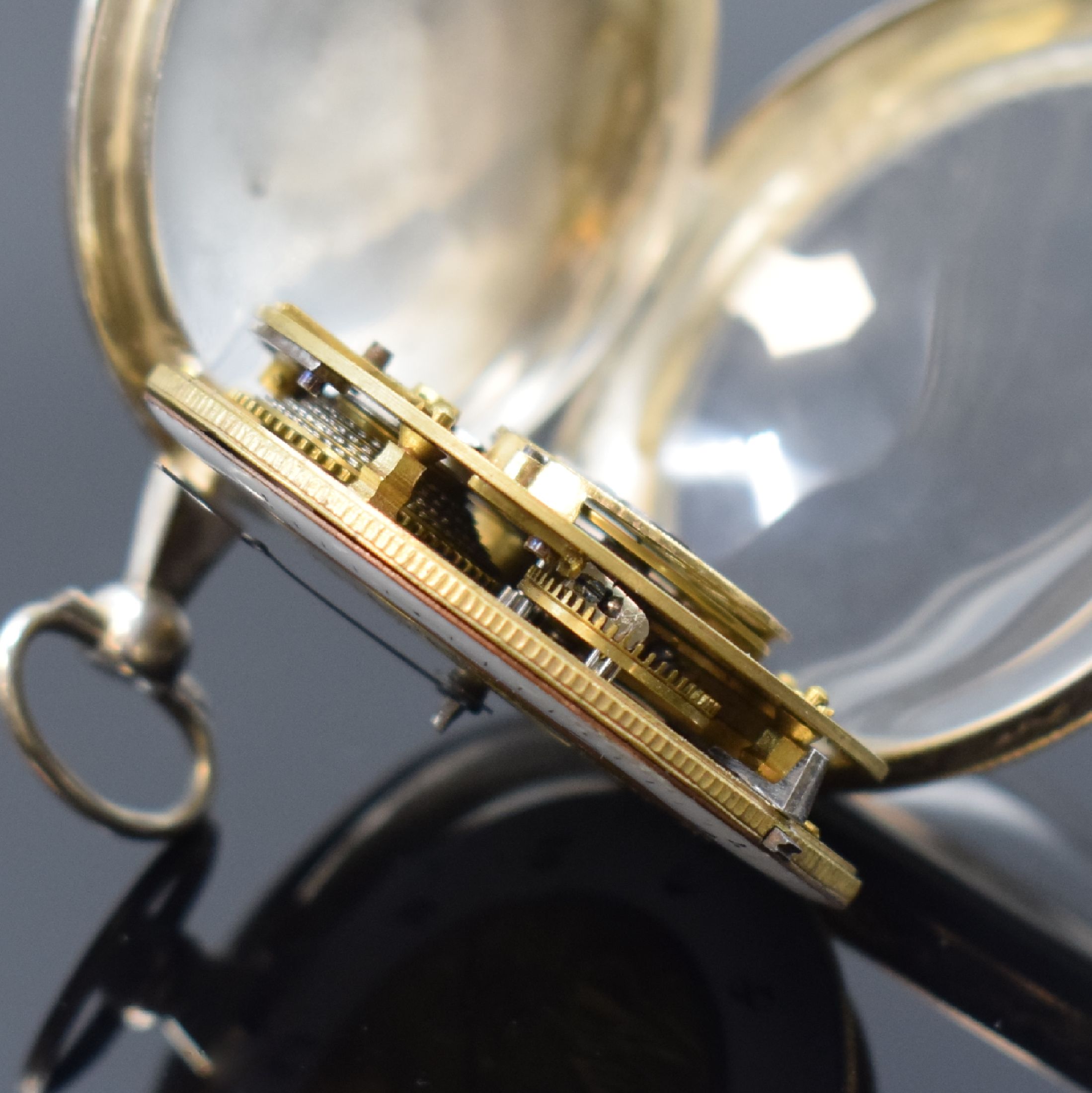 Detail e: Spindeltaschenuhr in Silber, Frankreich um 1830, Zifferbl. im Zentrum verg. mit Darstellung v. Muse u. Amor, außen email. (besch.) u. m. arab. ...