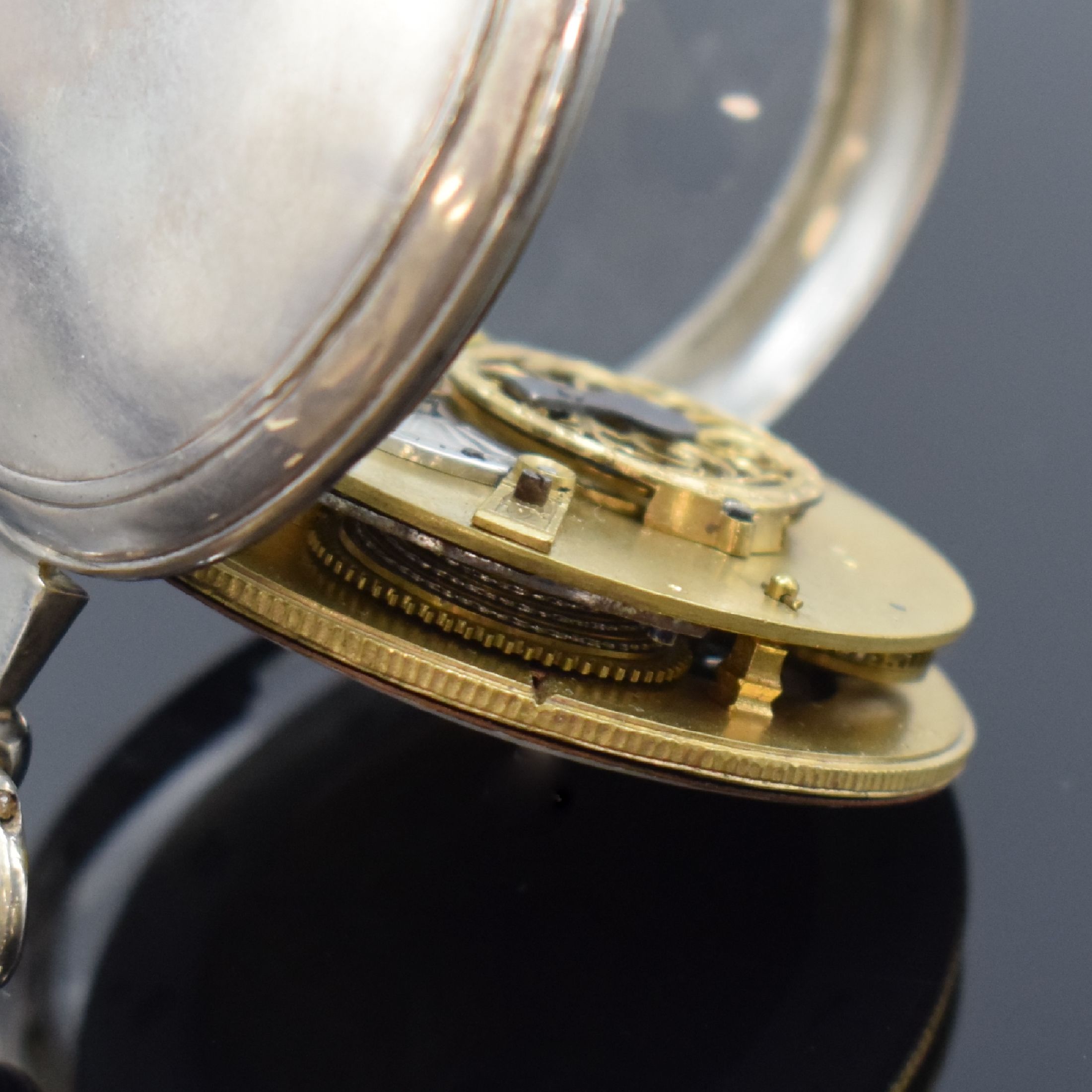 Detail f: Spindeltaschenuhr in Silber, Frankreich um 1830, Zifferbl. im Zentrum verg. mit Darstellung v. Muse u. Amor, außen email. (besch.) u. m. arab. ...
