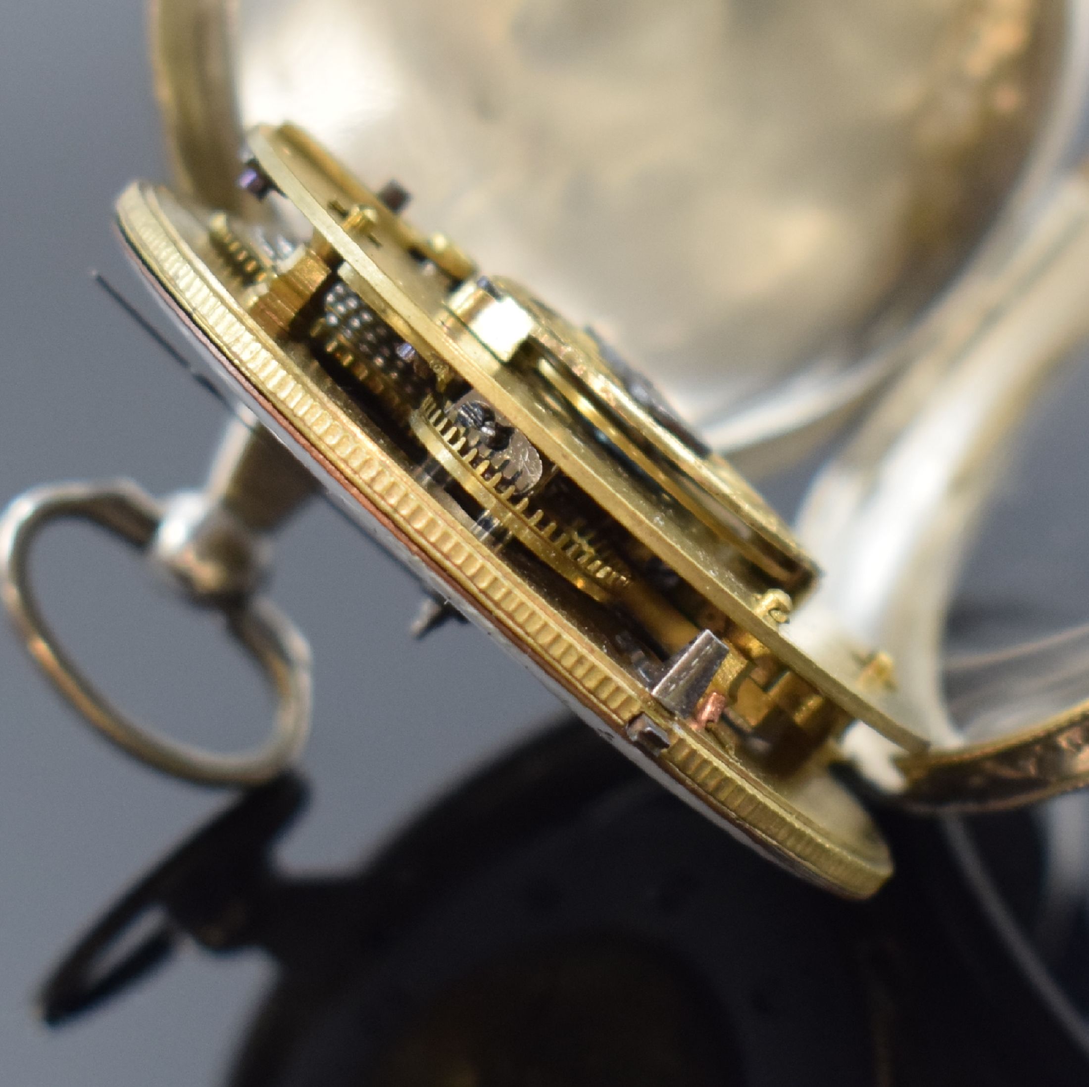Detail g: Spindeltaschenuhr in Silber, Frankreich um 1830, Zifferbl. im Zentrum verg. mit Darstellung v. Muse u. Amor, außen email. (besch.) u. m. arab. ...