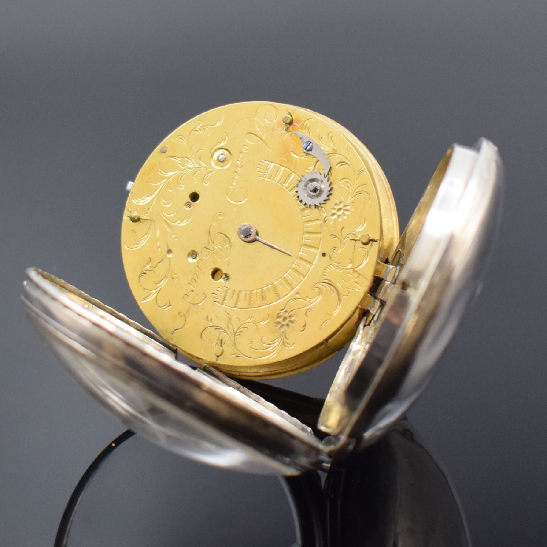 Detail c: Interessante Spindeltaschenuhr mit offener Unruh und Emailmalerei, Frankreich um 1820, Silbergehäuse, silb. guill. Zifferblatt m. Emailmalerei, ...