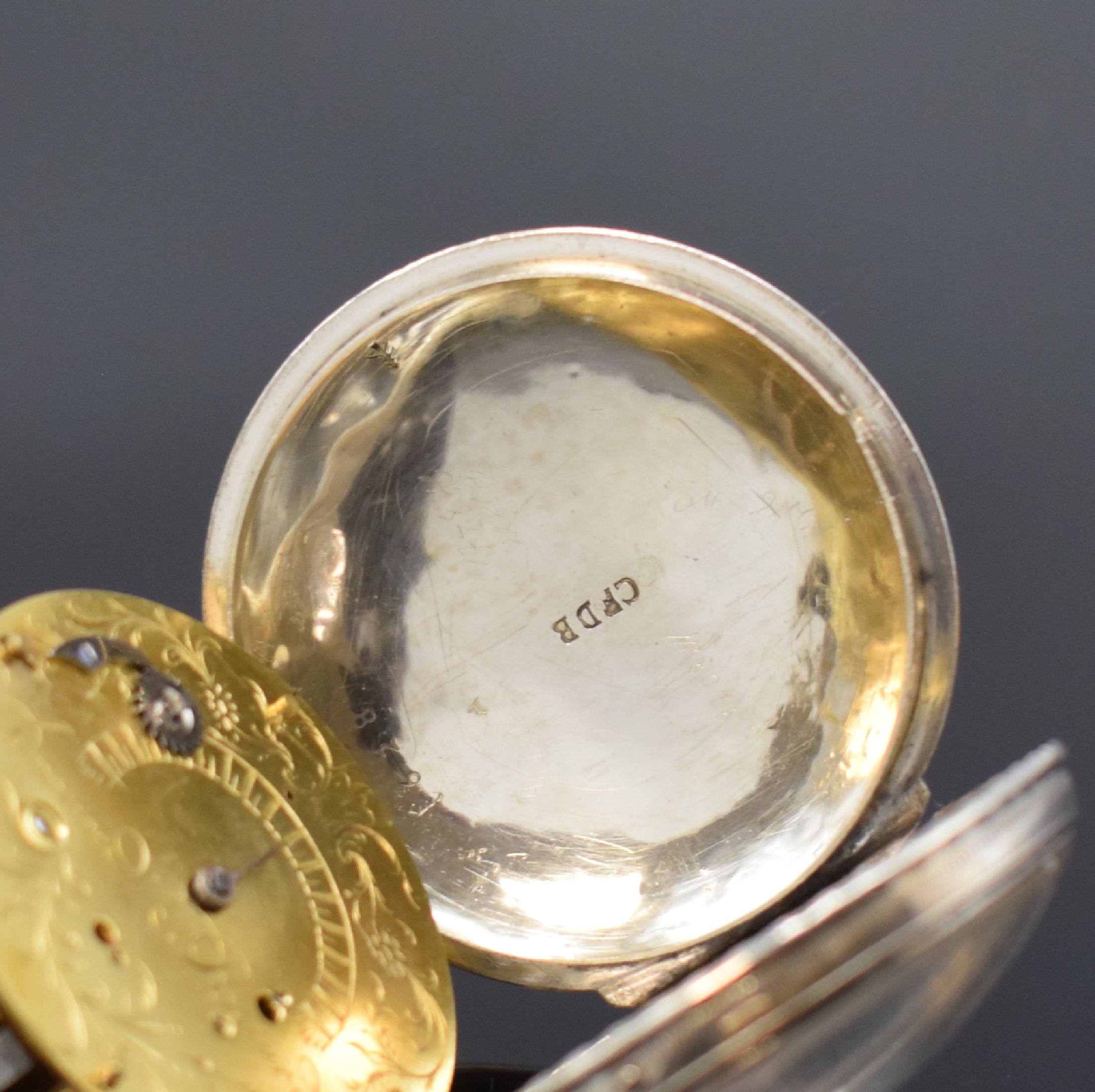 Detail d: Interessante Spindeltaschenuhr mit offener Unruh und Emailmalerei, Frankreich um 1820, Silbergehäuse, silb. guill. Zifferblatt m. Emailmalerei, ...
