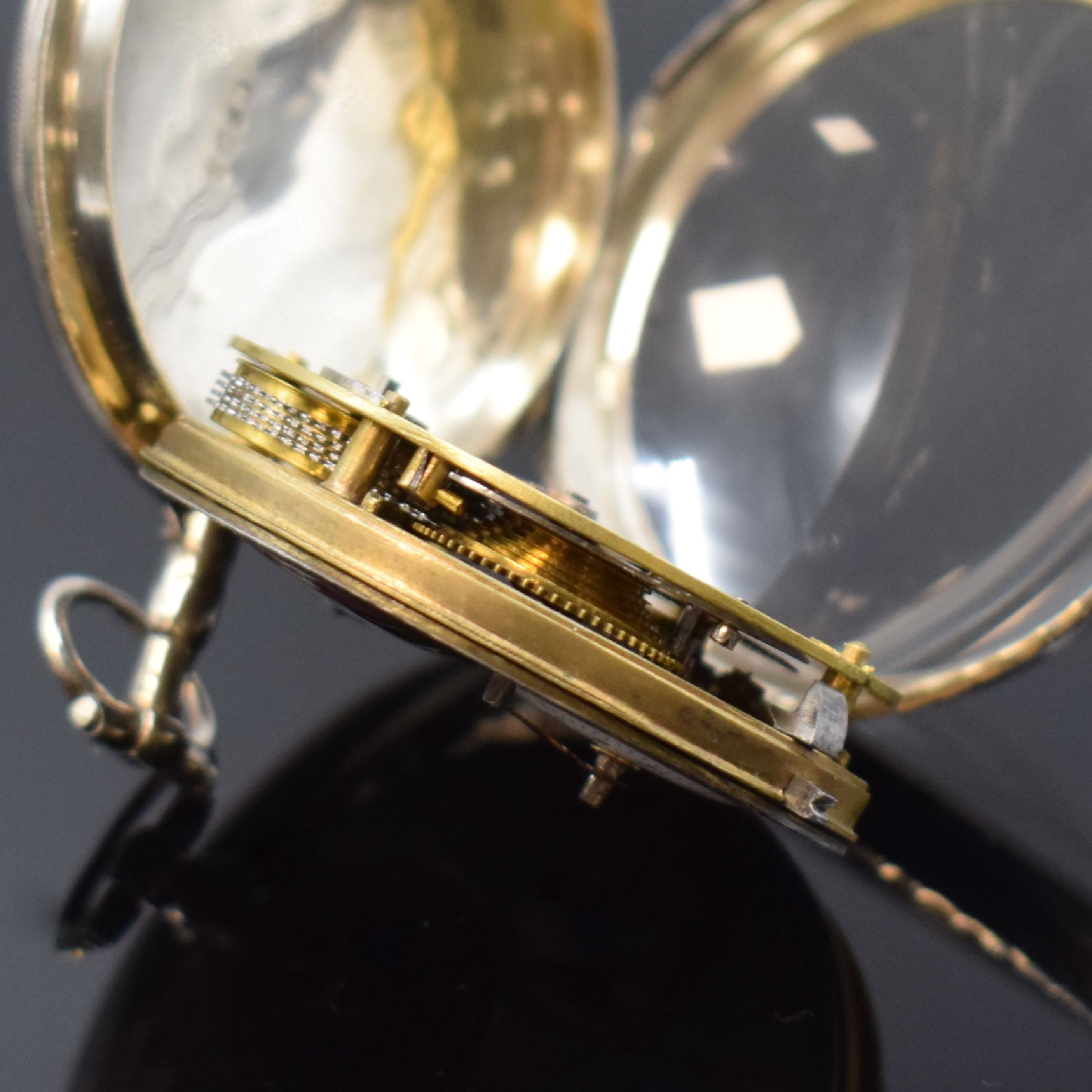 Detail e: Interessante Spindeltaschenuhr mit offener Unruh und Emailmalerei, Frankreich um 1820, Silbergehäuse, silb. guill. Zifferblatt m. Emailmalerei, ...