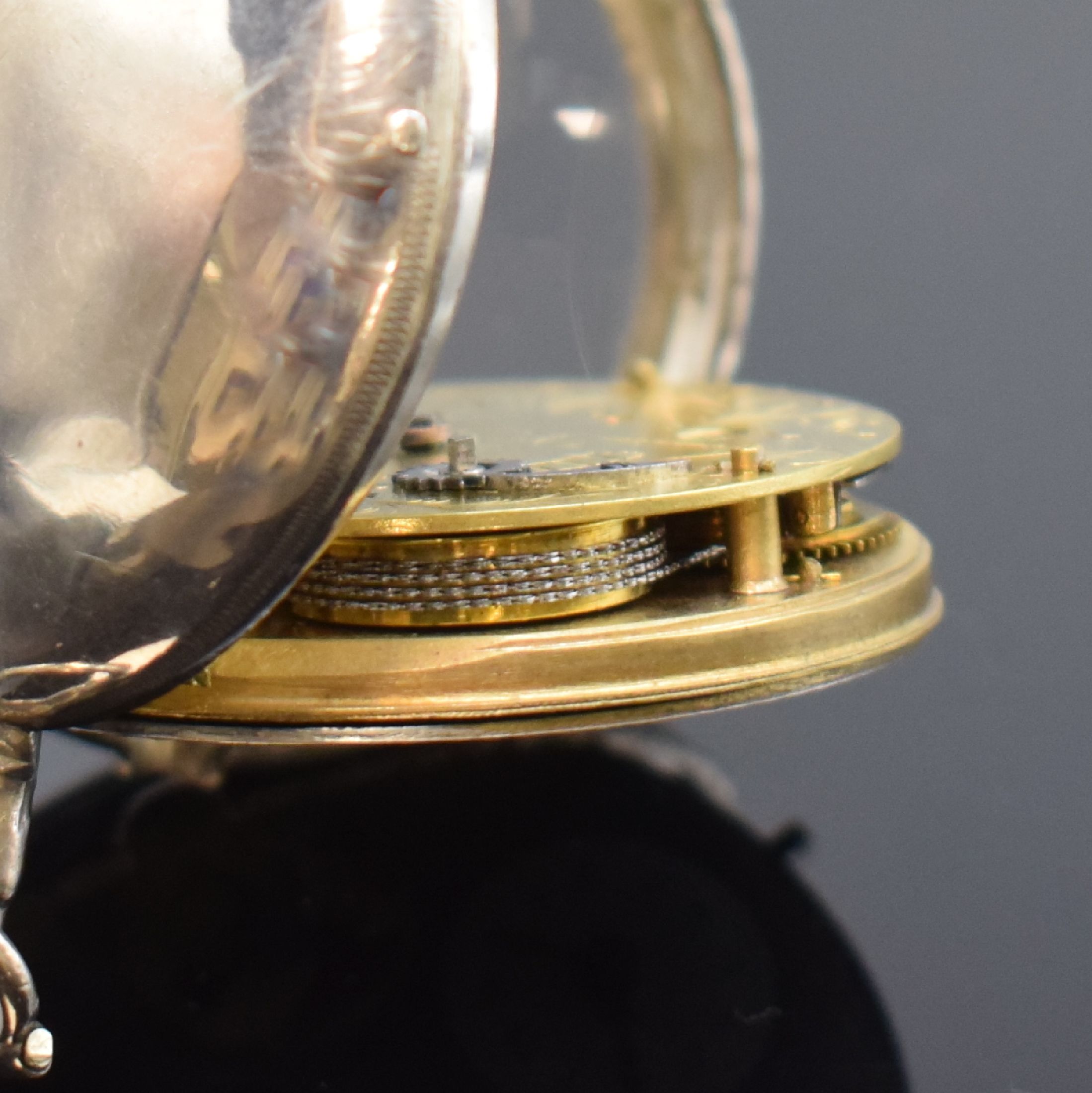 Detail f: Interessante Spindeltaschenuhr mit offener Unruh und Emailmalerei, Frankreich um 1820, Silbergehäuse, silb. guill. Zifferblatt m. Emailmalerei, ...