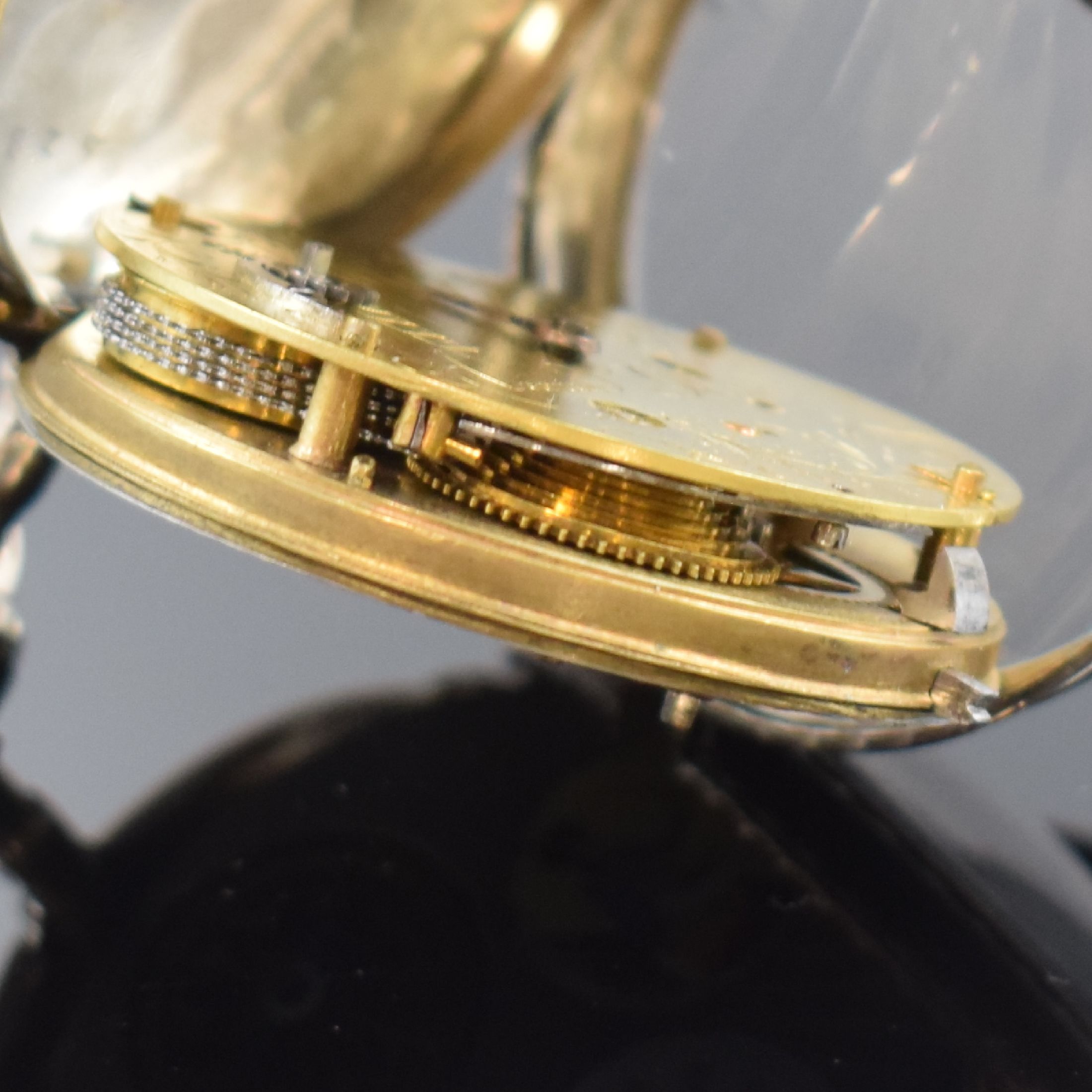 Detail g: Interessante Spindeltaschenuhr mit offener Unruh und Emailmalerei, Frankreich um 1820, Silbergehäuse, silb. guill. Zifferblatt m. Emailmalerei, ...