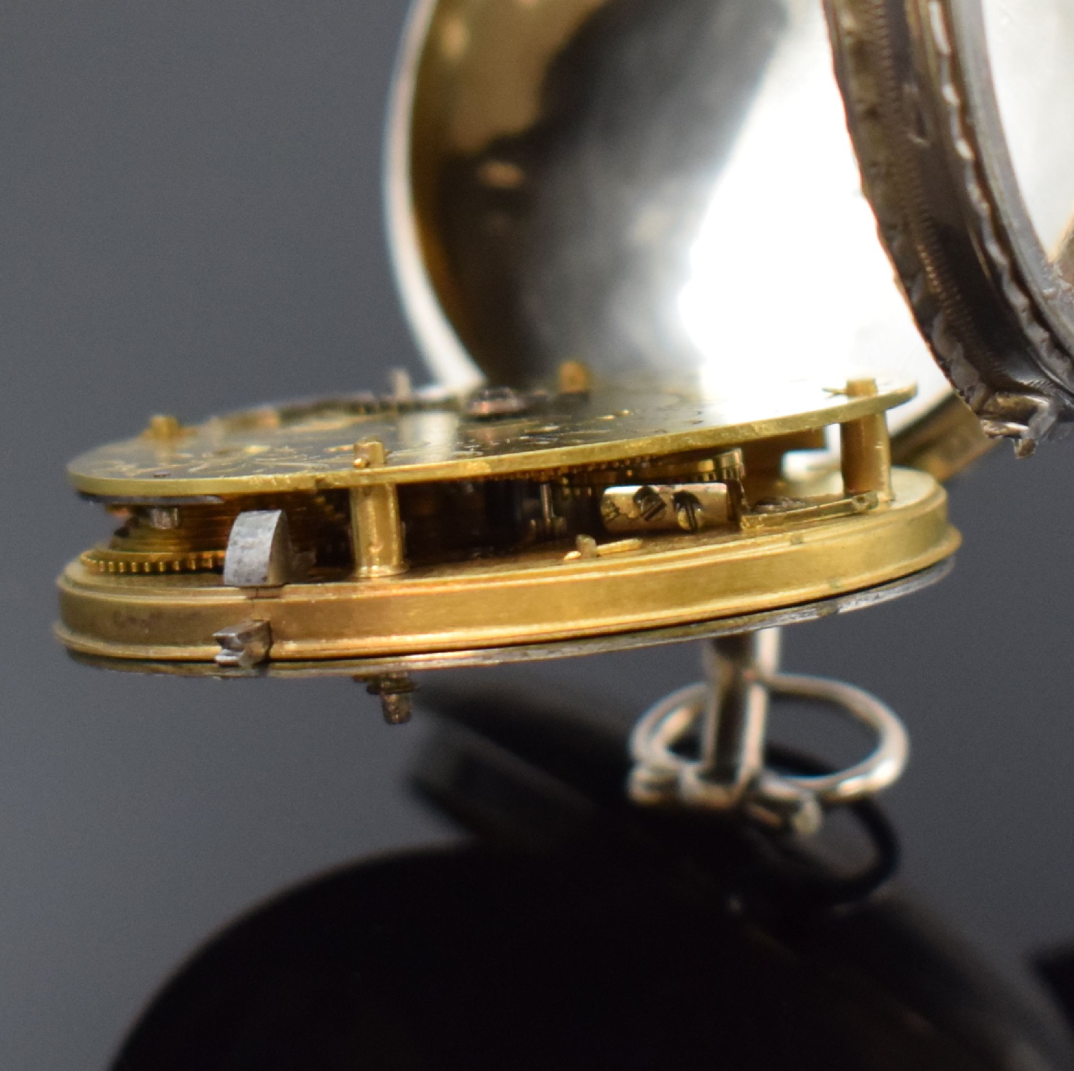 Detail h: Interessante Spindeltaschenuhr mit offener Unruh und Emailmalerei, Frankreich um 1820, Silbergehäuse, silb. guill. Zifferblatt m. Emailmalerei, ...