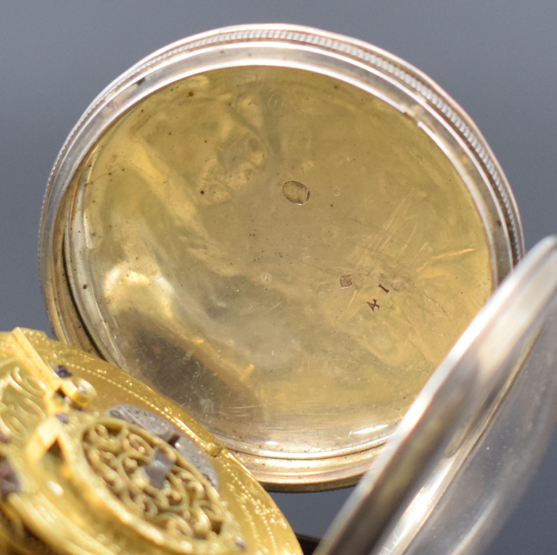 Detail d: FRANCOIS OLIVIER Dumont Spindeltaschenuhr mit Datum, Frankreich um 1825, Silbergehäuse, Emailzifferbl. m. Malerei besch., röm. Zahlen, Datum (zu ...