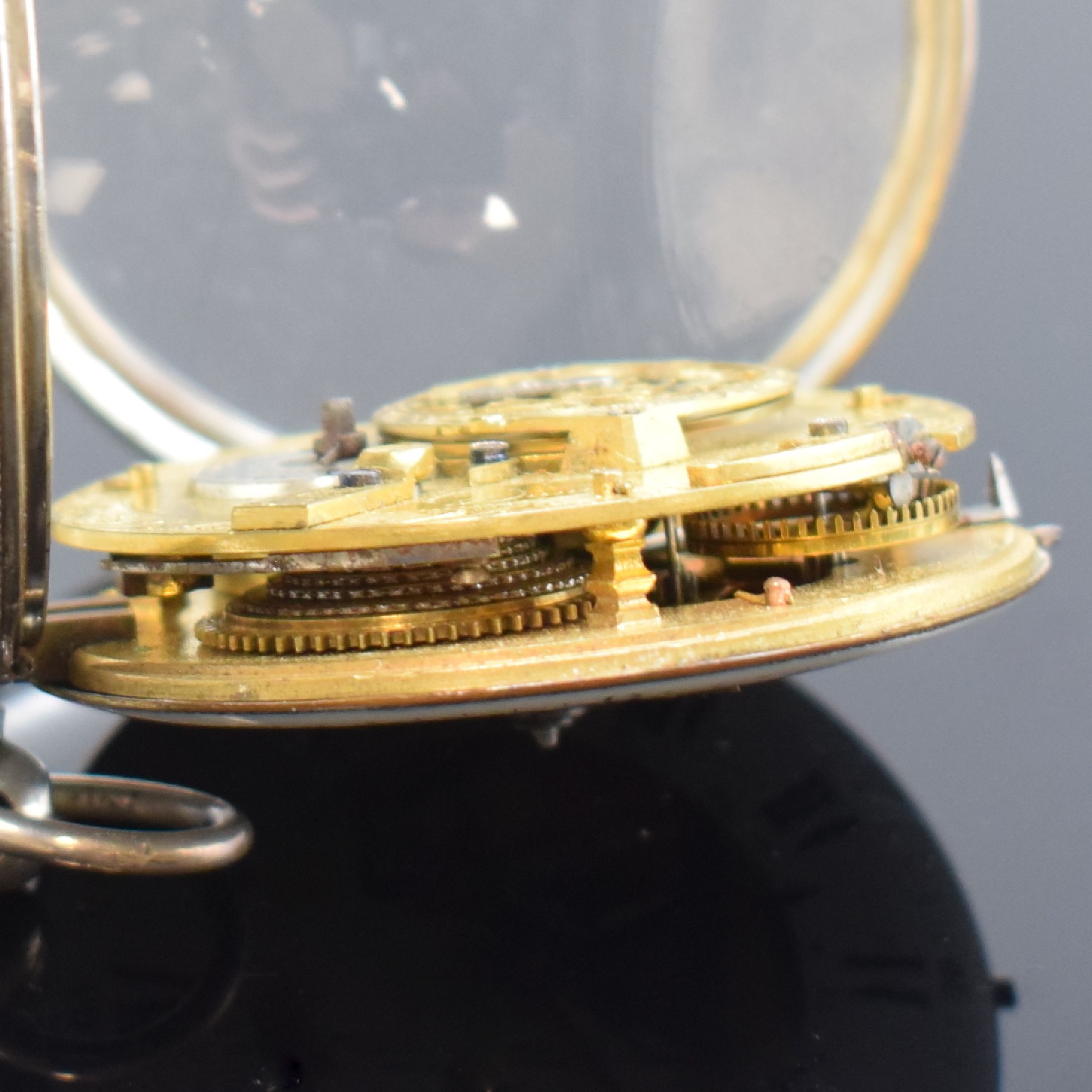 Detail e: FRANCOIS OLIVIER Dumont Spindeltaschenuhr mit Datum, Frankreich um 1825, Silbergehäuse, Emailzifferbl. m. Malerei besch., röm. Zahlen, Datum (zu ...