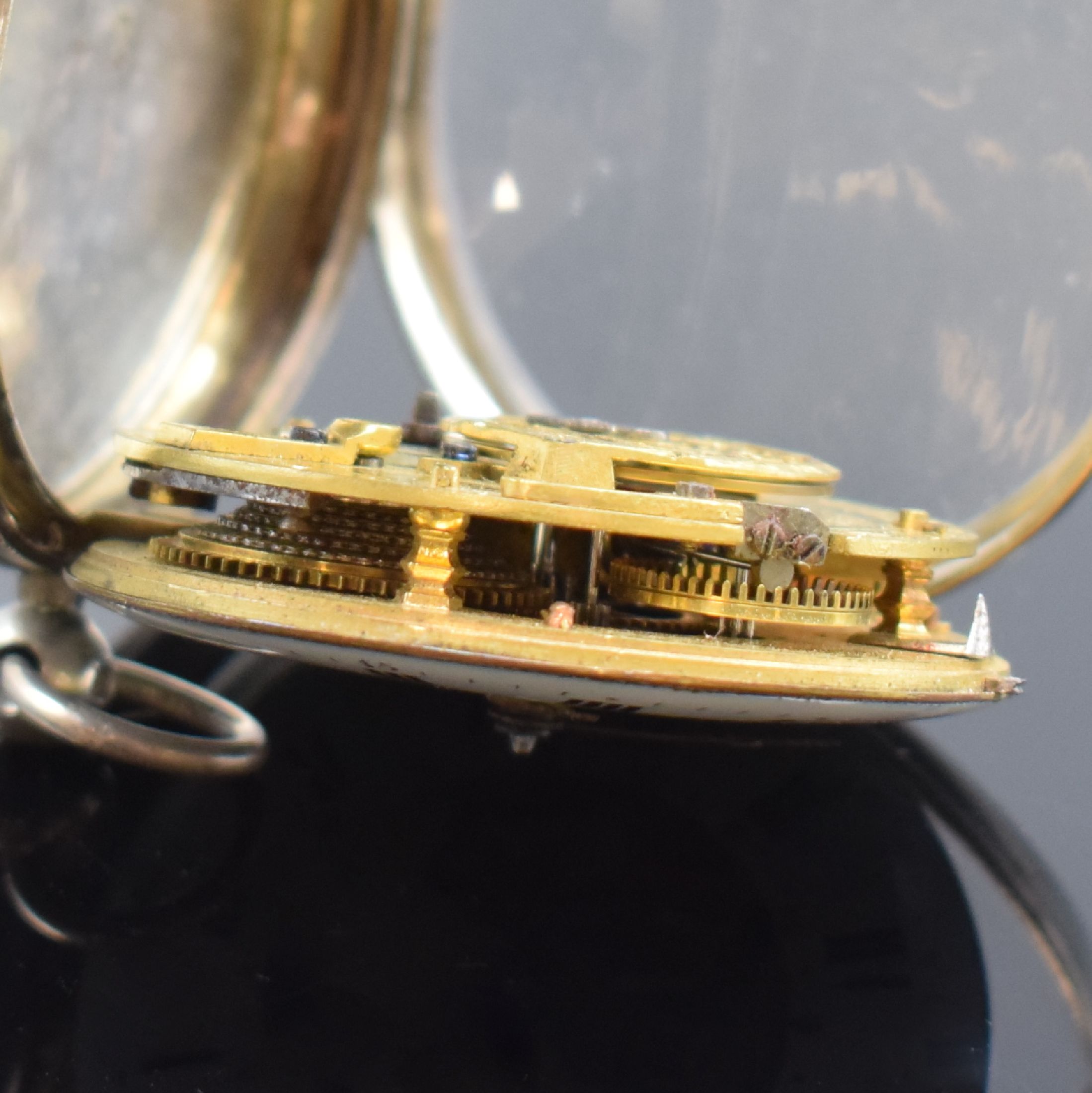 Detail f: FRANCOIS OLIVIER Dumont Spindeltaschenuhr mit Datum, Frankreich um 1825, Silbergehäuse, Emailzifferbl. m. Malerei besch., röm. Zahlen, Datum (zu ...