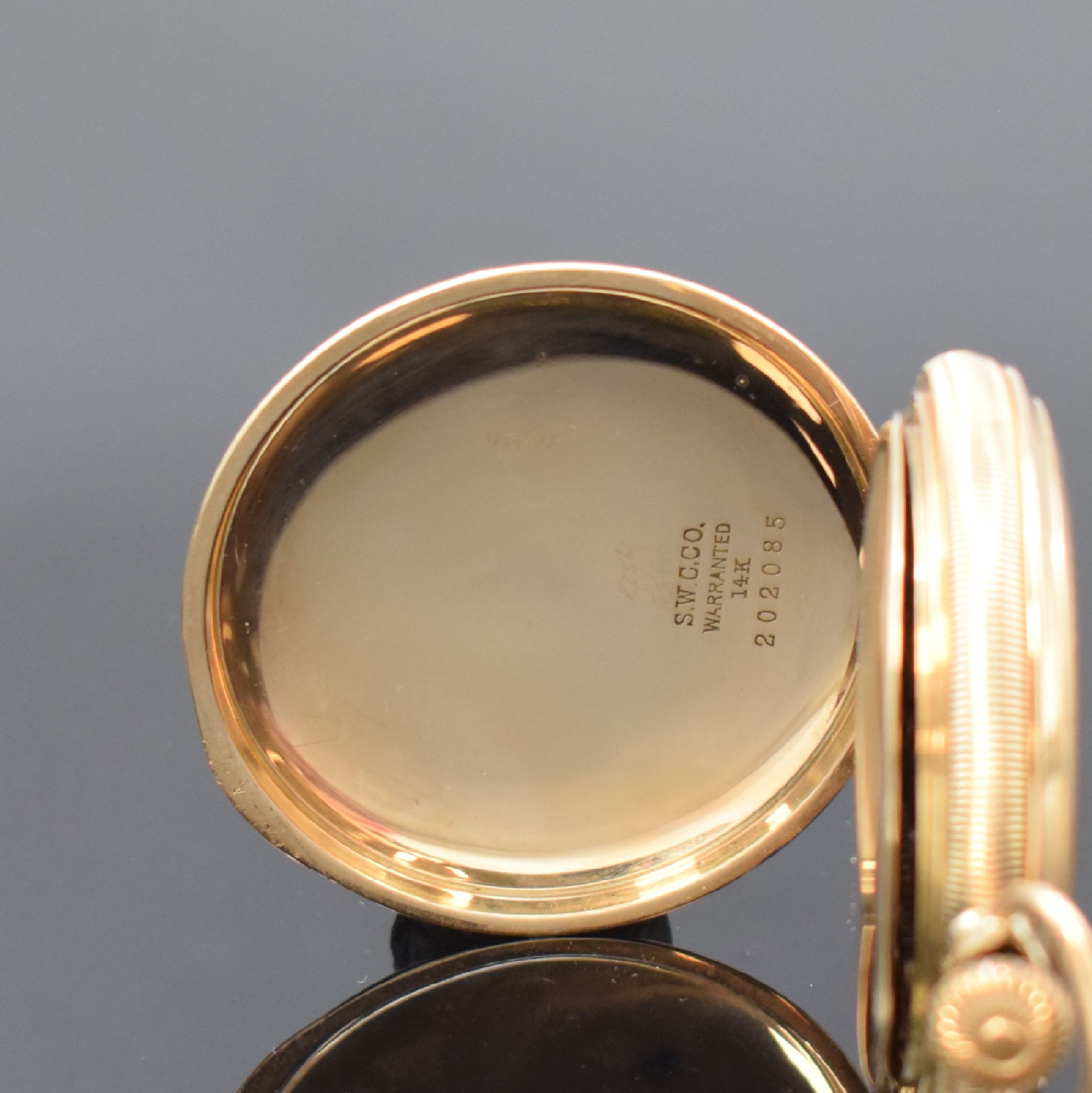 Detail d: WALTHAM Savonette in RoseG 585/000, USA um 1905, Emailzifferbl. m. röm. Zahlen u. roter arab. Minuterie, Cuvette m. Widmung, Ankerwerk m. Komp.-Unr. ...