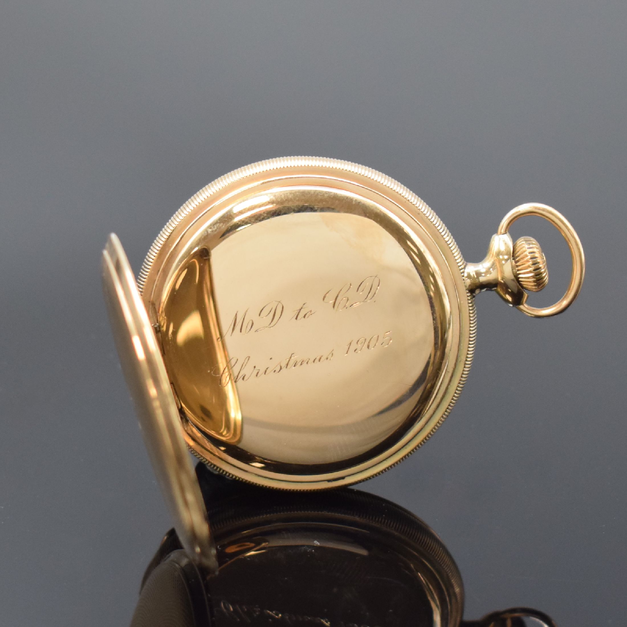 Detail e: WALTHAM Savonette in RoseG 585/000, USA um 1905, Emailzifferbl. m. röm. Zahlen u. roter arab. Minuterie, Cuvette m. Widmung, Ankerwerk m. Komp.-Unr. ...