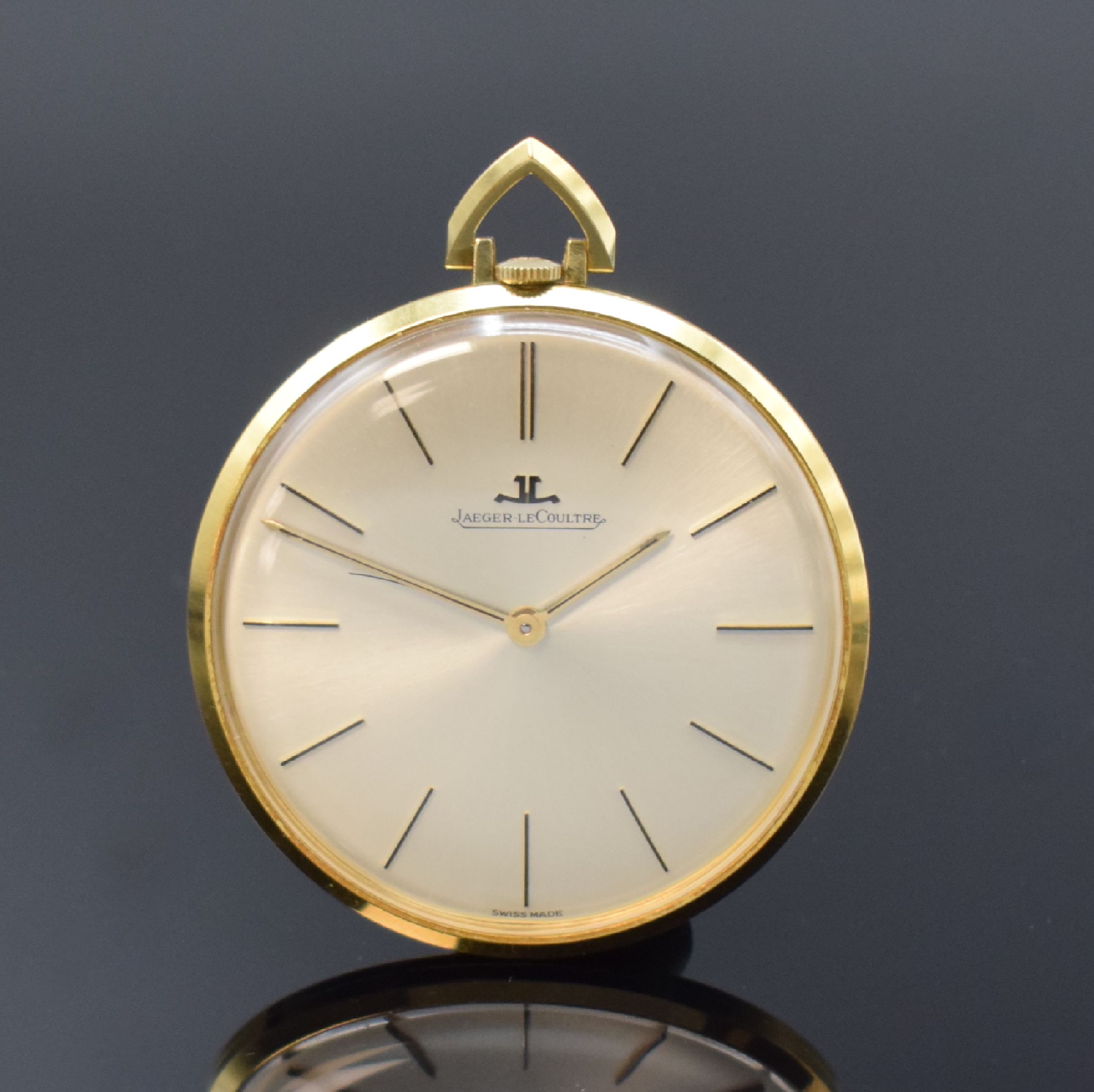 Jaeger-LeCoultre Frackuhr in GG 750/000 Referent 9019, Schweiz um 1960, Handaufzug, 2-teil. Gehäuse, Boden gedr., silb. Zifferbl. m. aufges. gold. ...