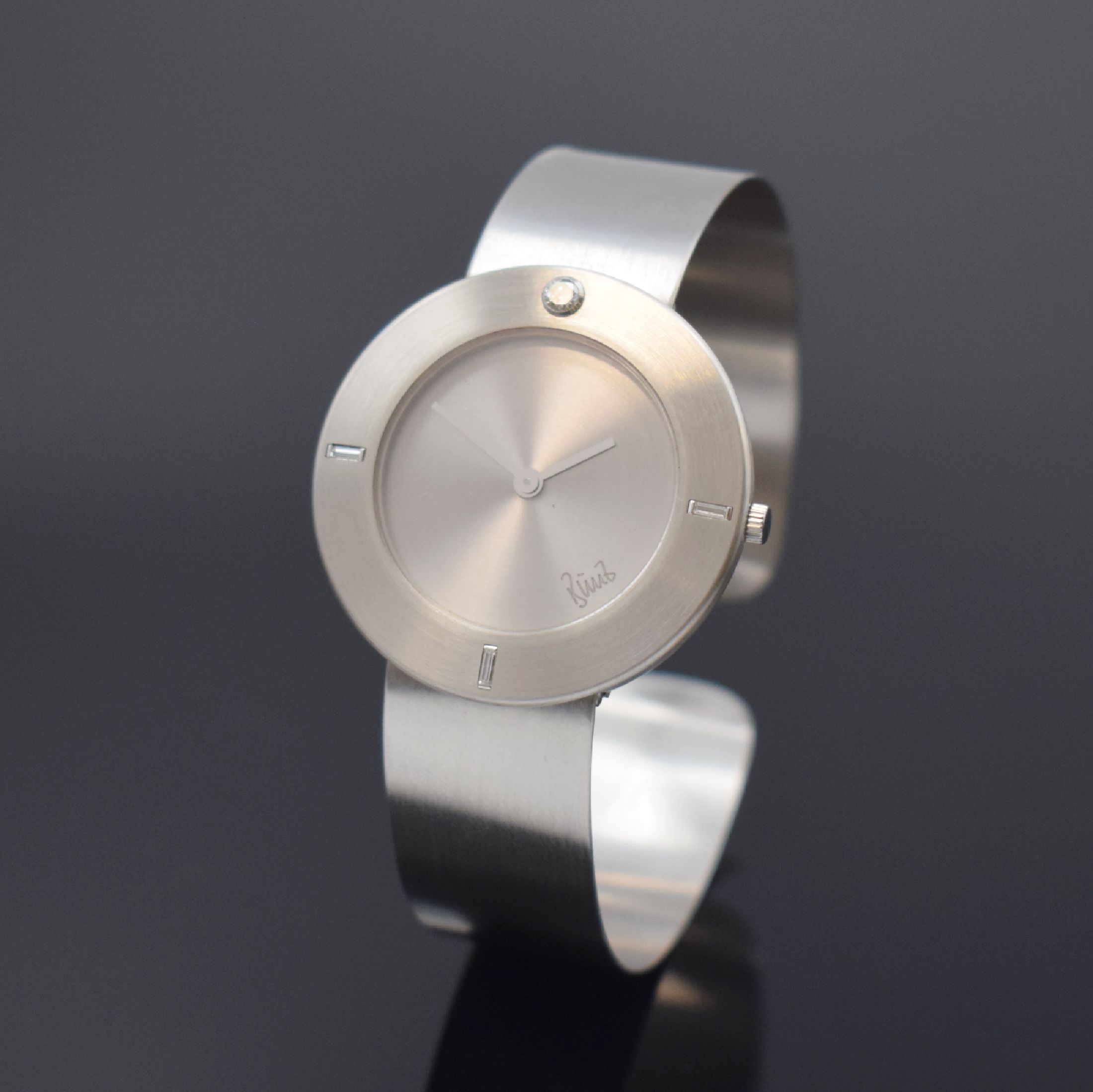 BUNZ Designer-Damenarmbanduhr in Platin mit Platinspange, Schweiz um 1995, quarz, 8-fach verschr. Gehäuse, silb. Zifferbl., silb. Zeiger, ...