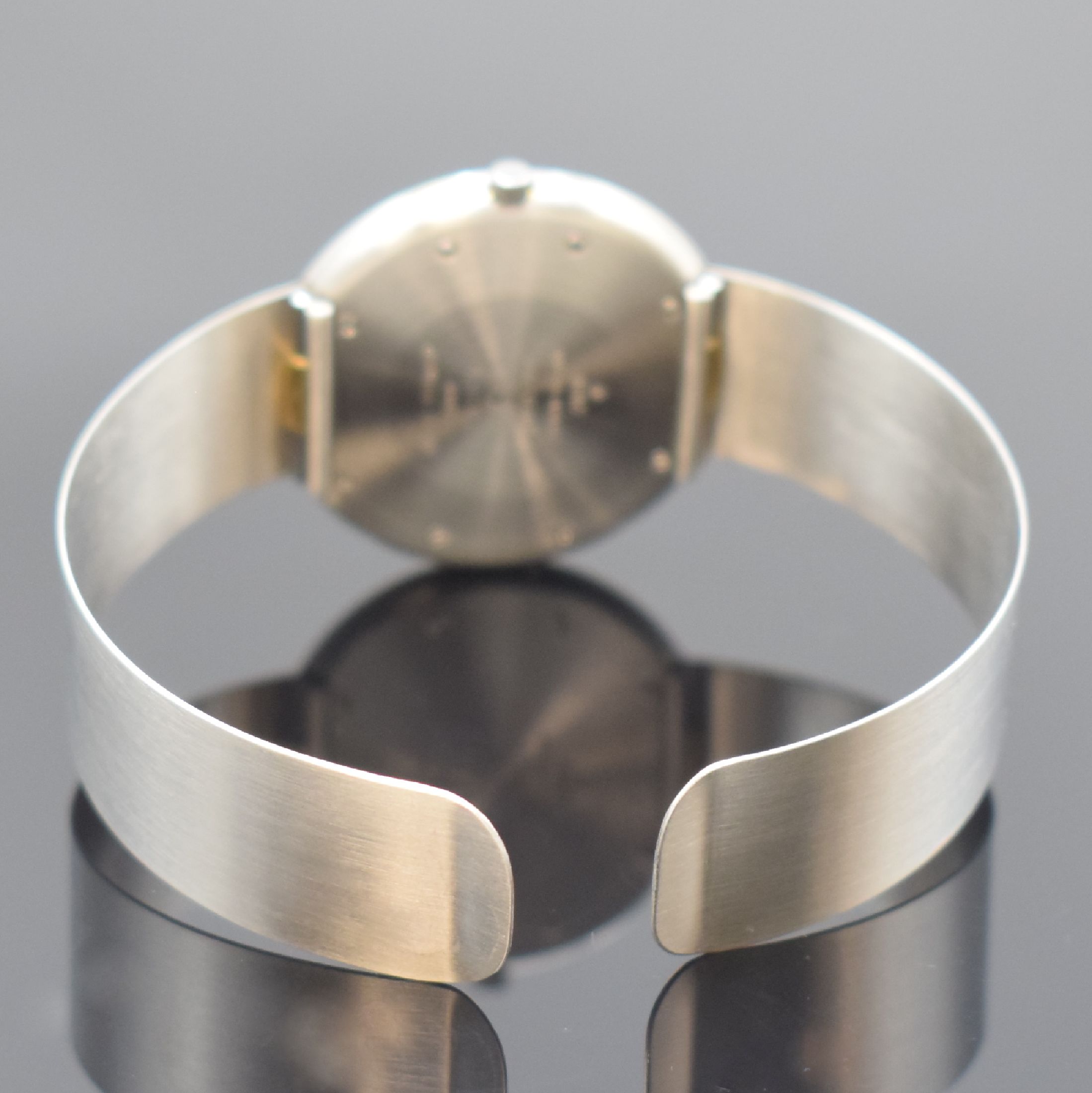 Detail b: BUNZ Designer-Damenarmbanduhr in Platin mit Platinspange, Schweiz um 1995, quarz, 8-fach verschr. Gehäuse, silb. Zifferbl., silb. Zeiger, ...