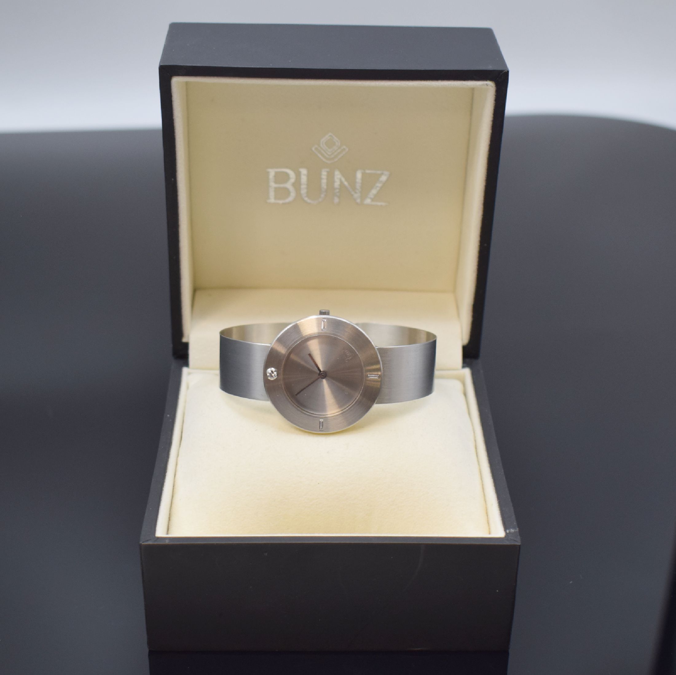 Detail c: BUNZ Designer-Damenarmbanduhr in Platin mit Platinspange, Schweiz um 1995, quarz, 8-fach verschr. Gehäuse, silb. Zifferbl., silb. Zeiger, ...