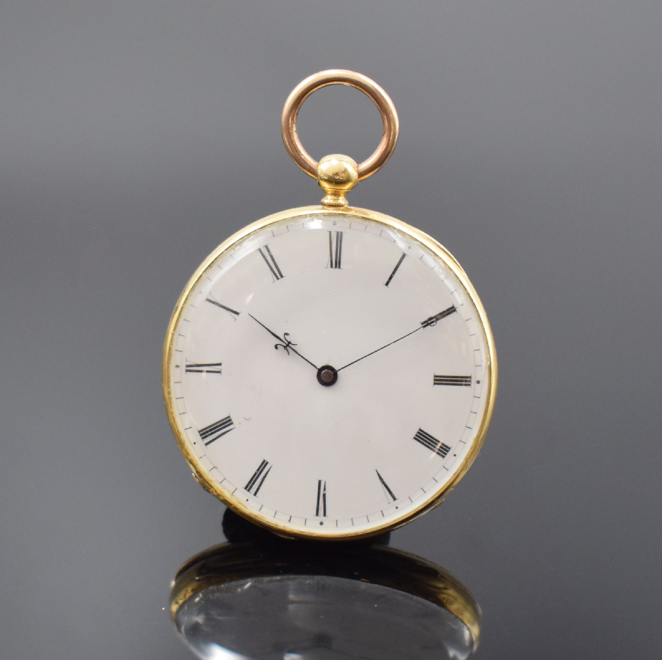 Offene Taschenuhr in GG 750/000, Schweiz um 1870, Rückseite aufwend. grav. u. guill., Metallcuvette, Emailzifferbl. m. röm. Zahlen, gebl. Zeiger, ...