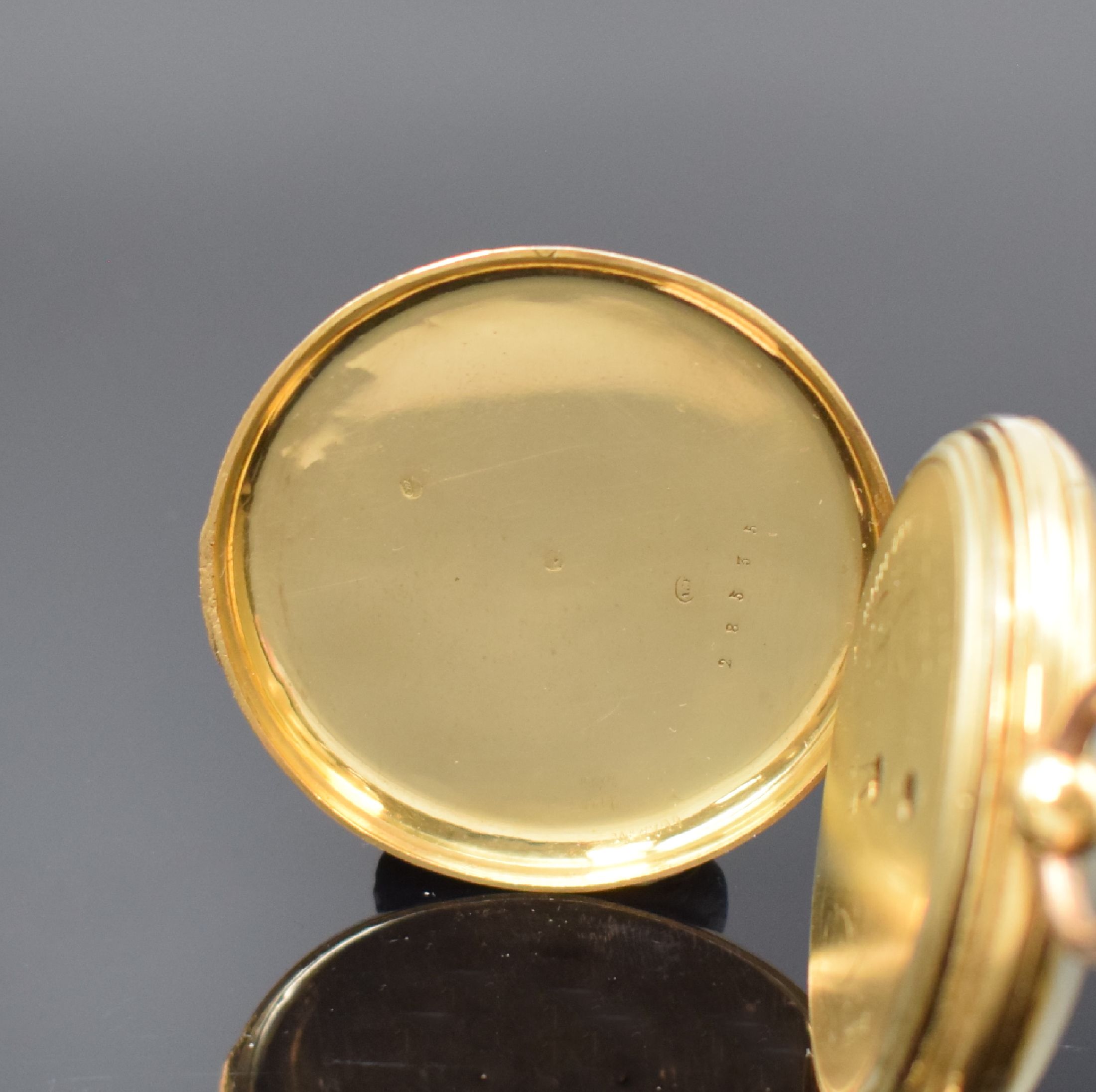 Detail b: Offene Taschenuhr in GG 750/000, Schweiz um 1870, Rückseite aufwend. grav. u. guill., Metallcuvette, Emailzifferbl. m. röm. Zahlen, gebl. Zeiger, ...