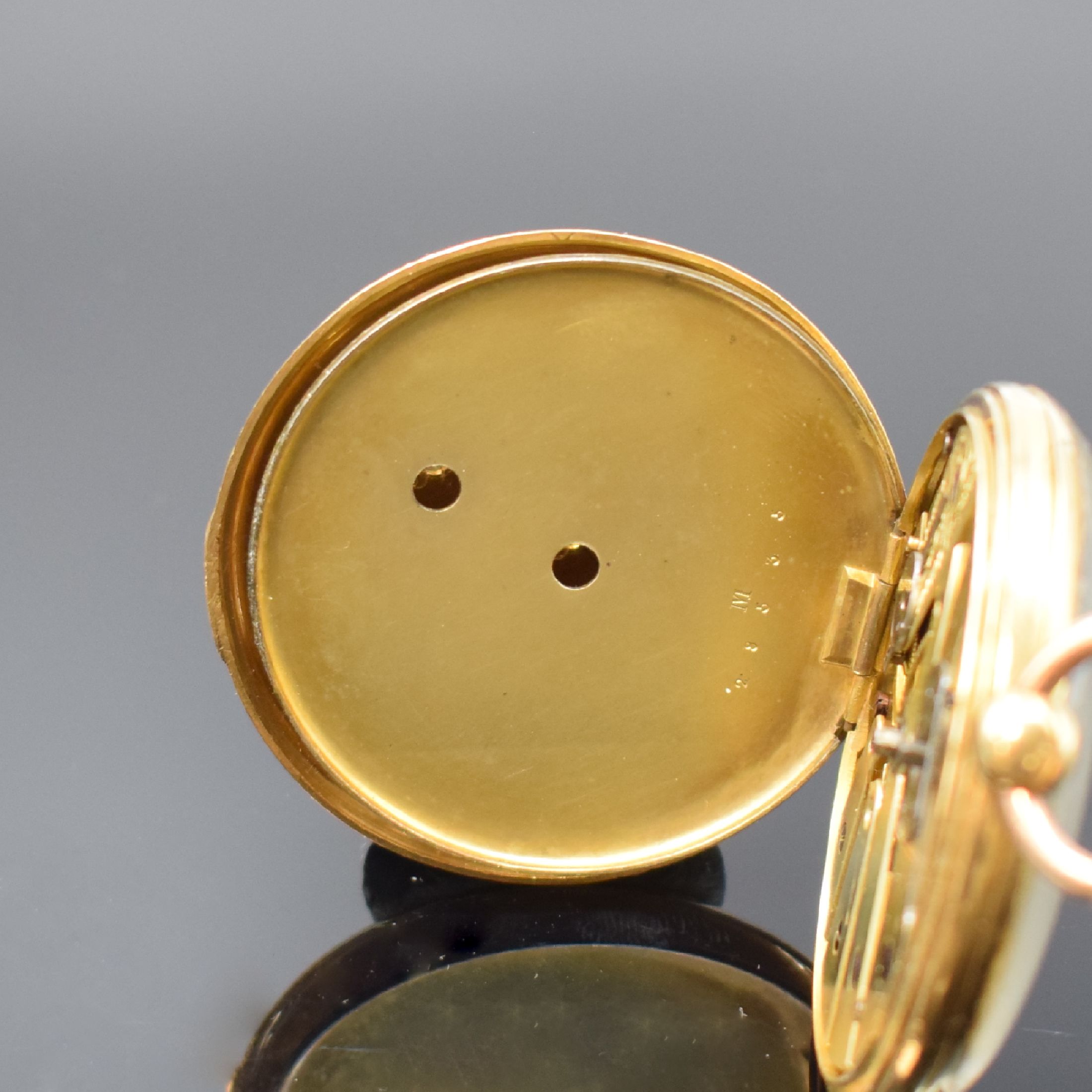 Detail d: Offene Taschenuhr in GG 750/000, Schweiz um 1870, Rückseite aufwend. grav. u. guill., Metallcuvette, Emailzifferbl. m. röm. Zahlen, gebl. Zeiger, ...