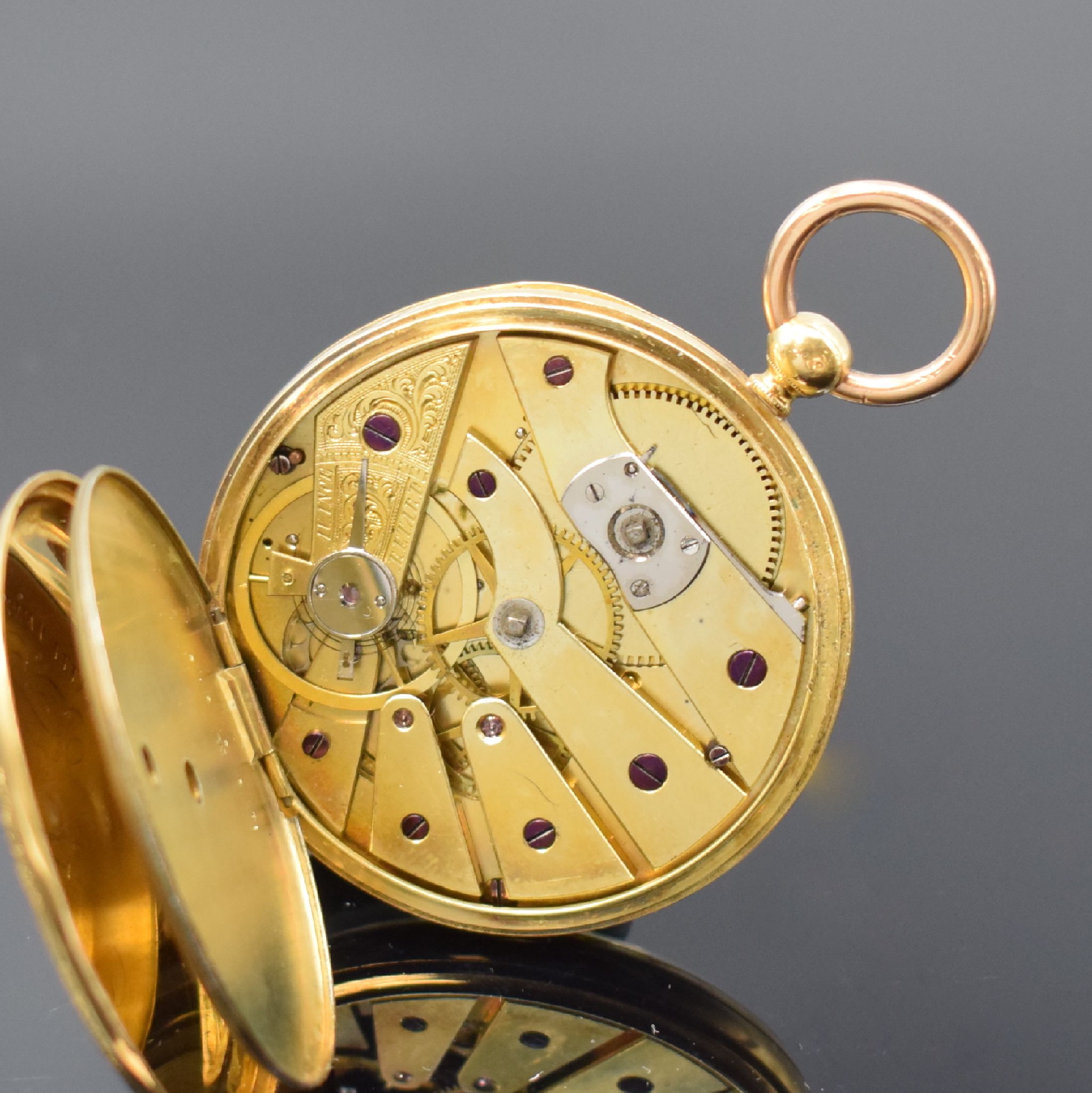 Detail e: Offene Taschenuhr in GG 750/000, Schweiz um 1870, Rückseite aufwend. grav. u. guill., Metallcuvette, Emailzifferbl. m. röm. Zahlen, gebl. Zeiger, ...