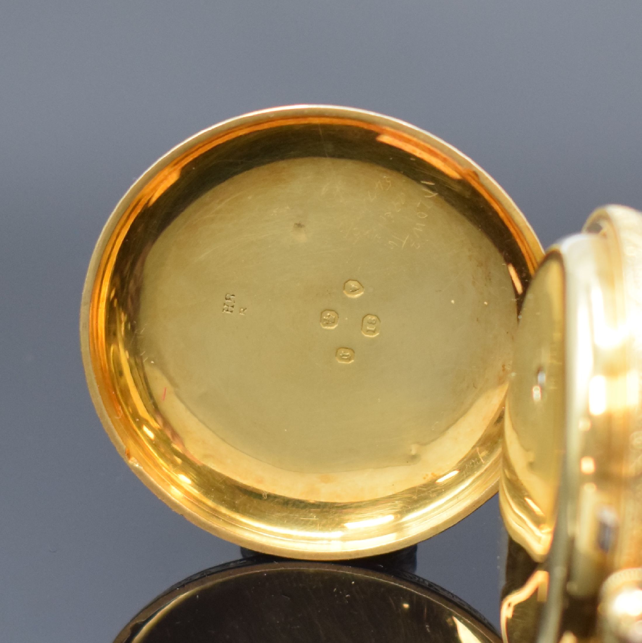 Detail b: R. SOHNSON Sheffield offene Taschenuhr in GG 750/000 mit Kette in GG/RG 375/000, England um 1840, 3-teil. Gehäuse, gold. Zifferblatt m. röm. ...