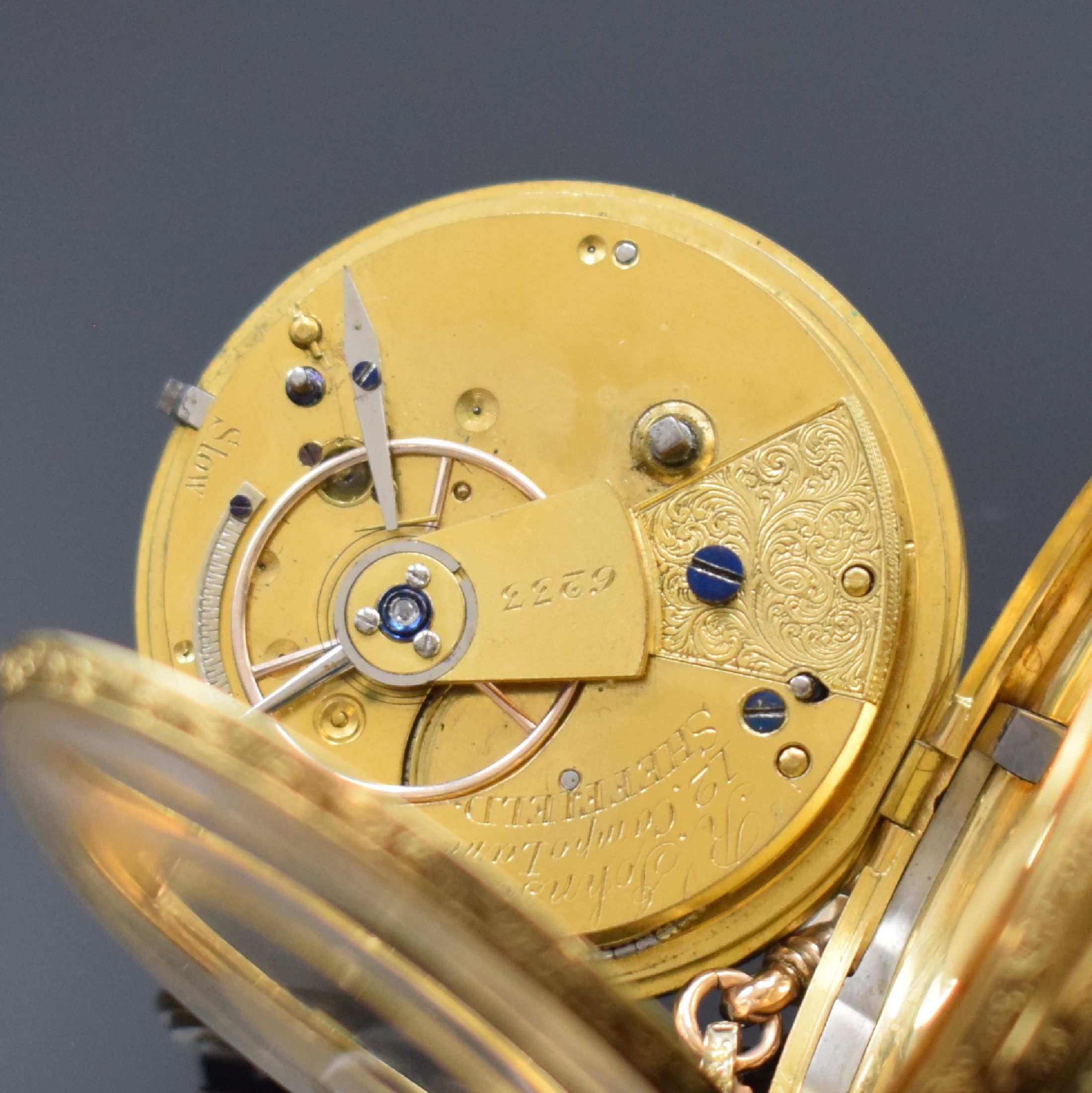 Detail e: R. SOHNSON Sheffield offene Taschenuhr in GG 750/000 mit Kette in GG/RG 375/000, England um 1840, 3-teil. Gehäuse, gold. Zifferblatt m. röm. ...