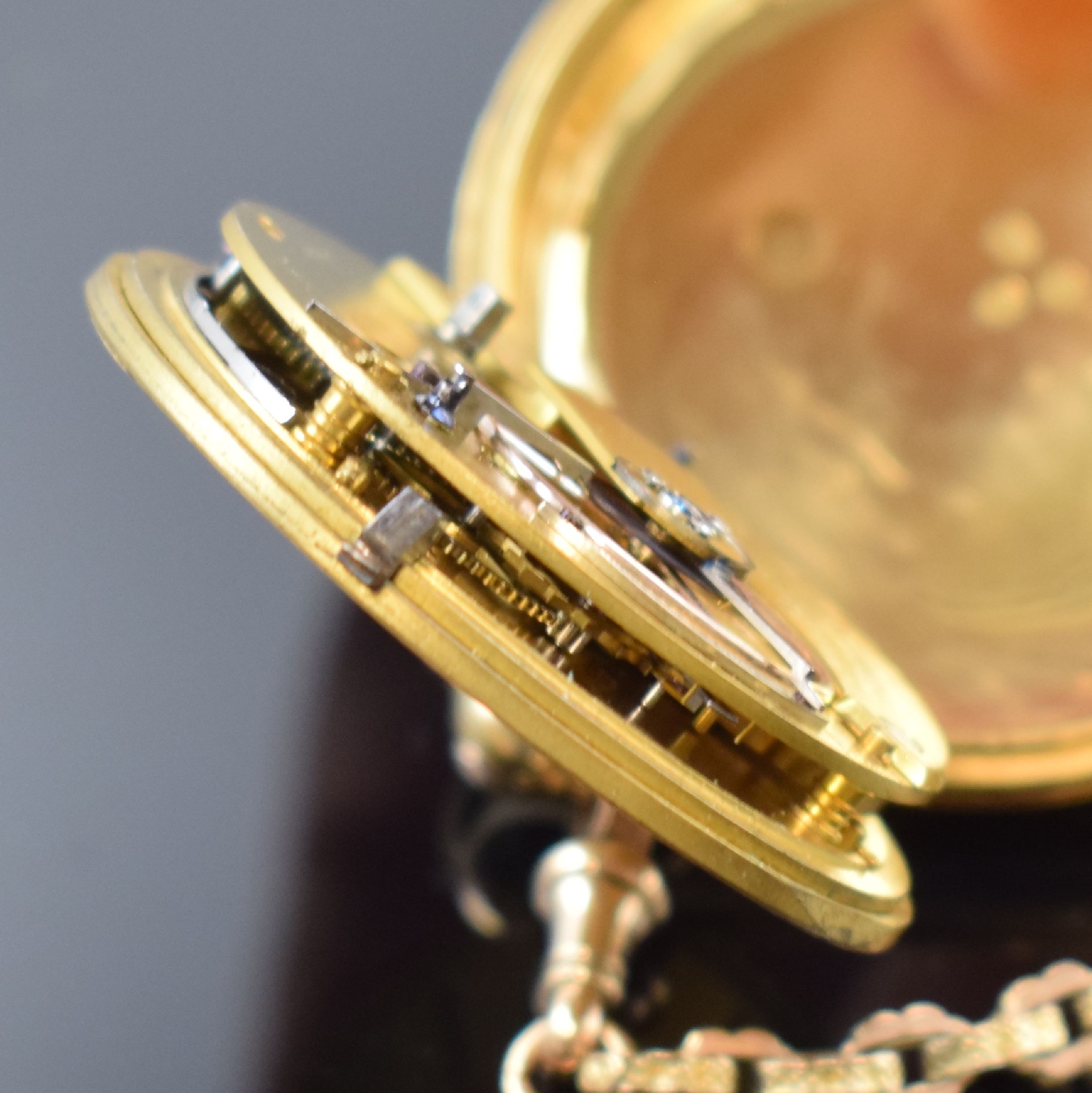 Detail h: R. SOHNSON Sheffield offene Taschenuhr in GG 750/000 mit Kette in GG/RG 375/000, England um 1840, 3-teil. Gehäuse, gold. Zifferblatt m. röm. ...