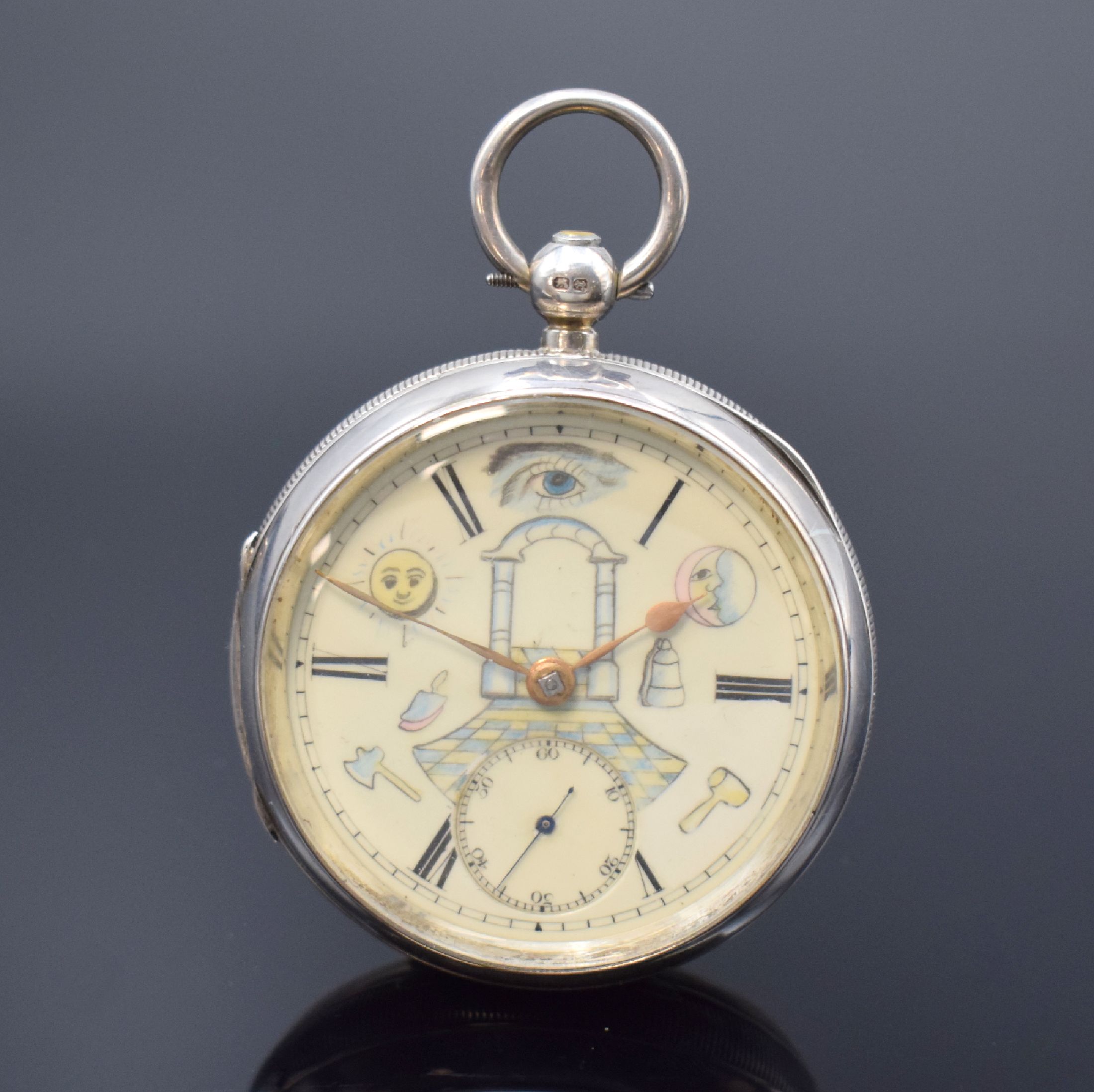 Offene Taschenuhr mit Freimaurersymbolik in Silber, England um 1890, 3-teil. Gehäuse dell., Zifferblatt nachtr. bemalt, röm. Zahlen, Ankerwerk m. ...