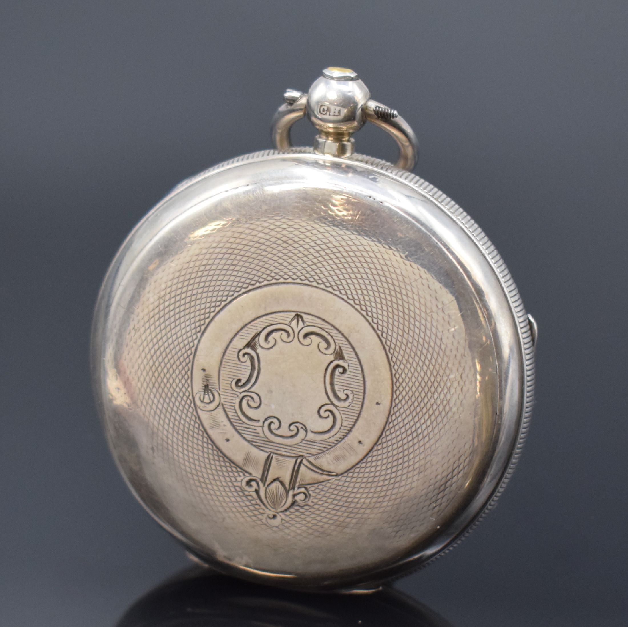 Detail a: Offene Taschenuhr mit Freimaurersymbolik in Silber, England um 1890, 3-teil. Gehäuse dell., Zifferblatt nachtr. bemalt, röm. Zahlen, Ankerwerk m. ...