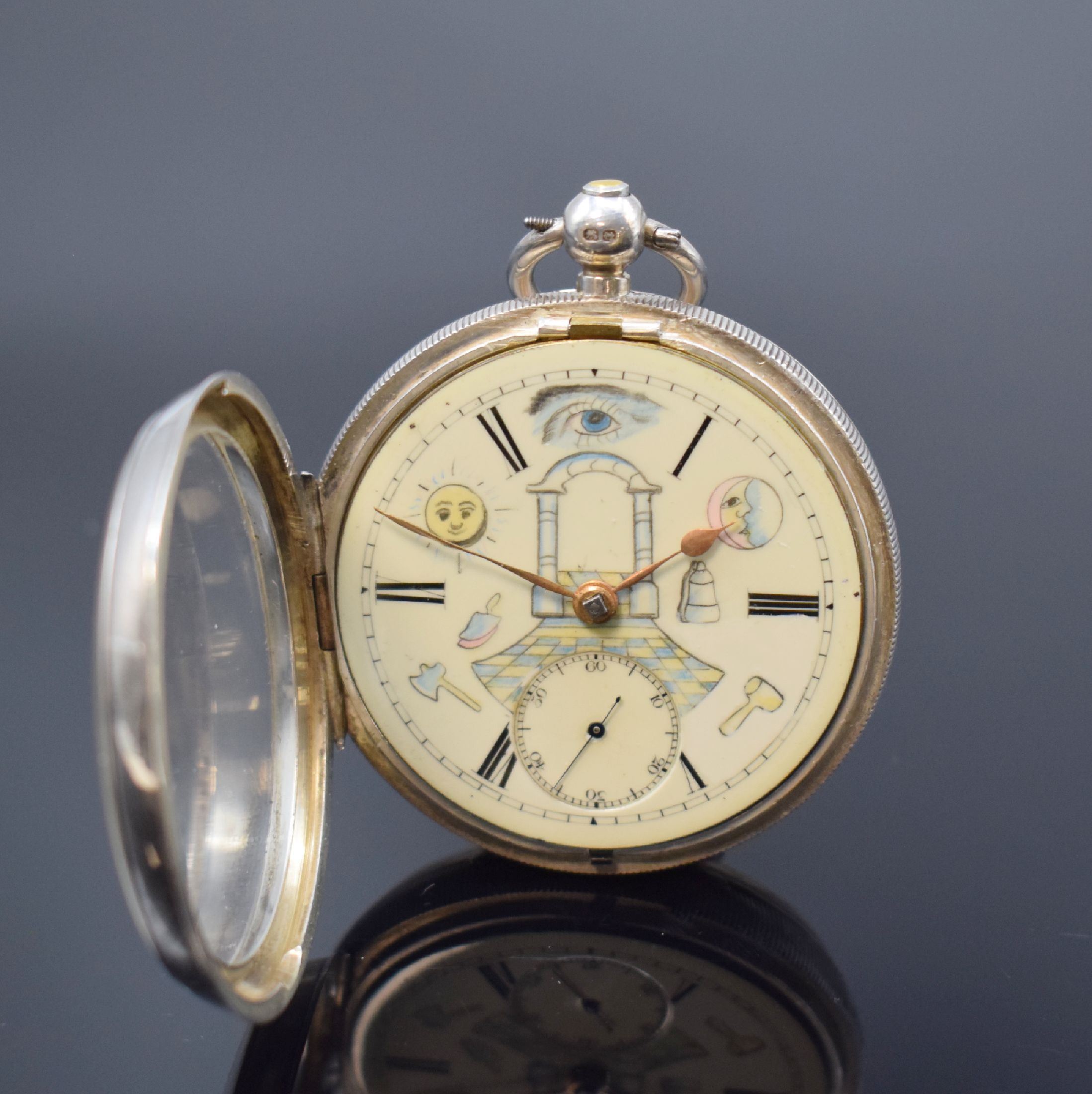 Detail b: Offene Taschenuhr mit Freimaurersymbolik in Silber, England um 1890, 3-teil. Gehäuse dell., Zifferblatt nachtr. bemalt, röm. Zahlen, Ankerwerk m. ...