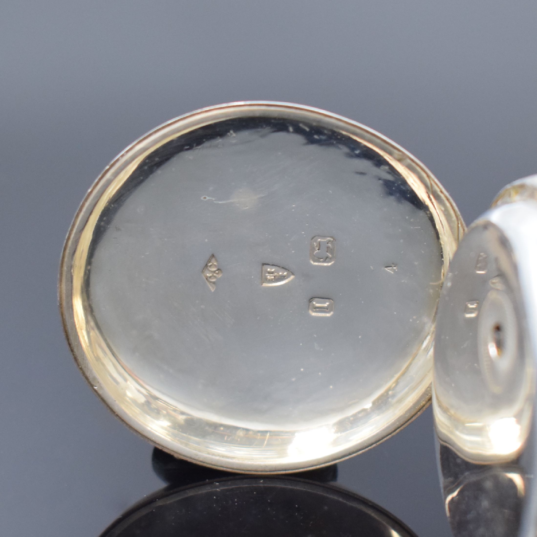 Detail c: Offene Taschenuhr mit Freimaurersymbolik in Silber, England um 1890, 3-teil. Gehäuse dell., Zifferblatt nachtr. bemalt, röm. Zahlen, Ankerwerk m. ...